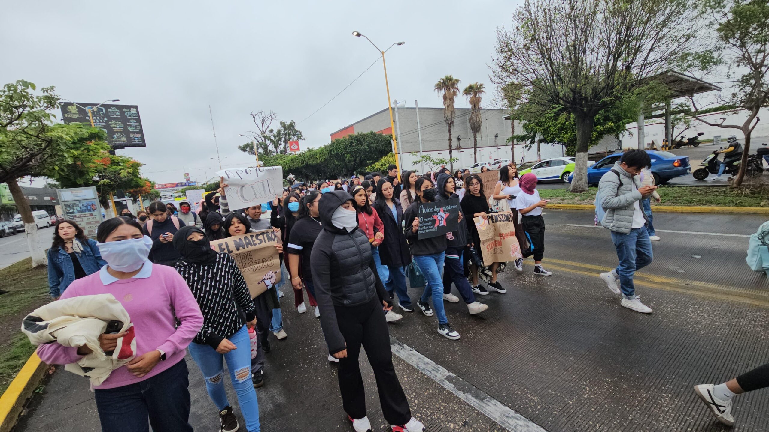 Estudiantes de la Normal Urbana de Cuautla marchan