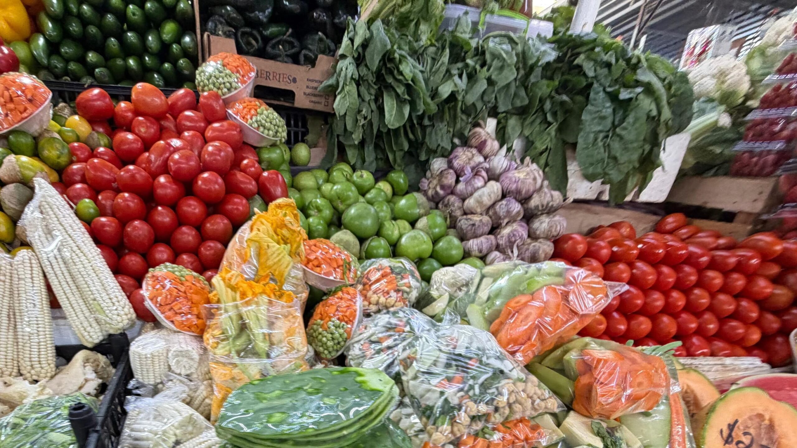 Baja precio del jitomate y la cebolla en mercados de Cuautla