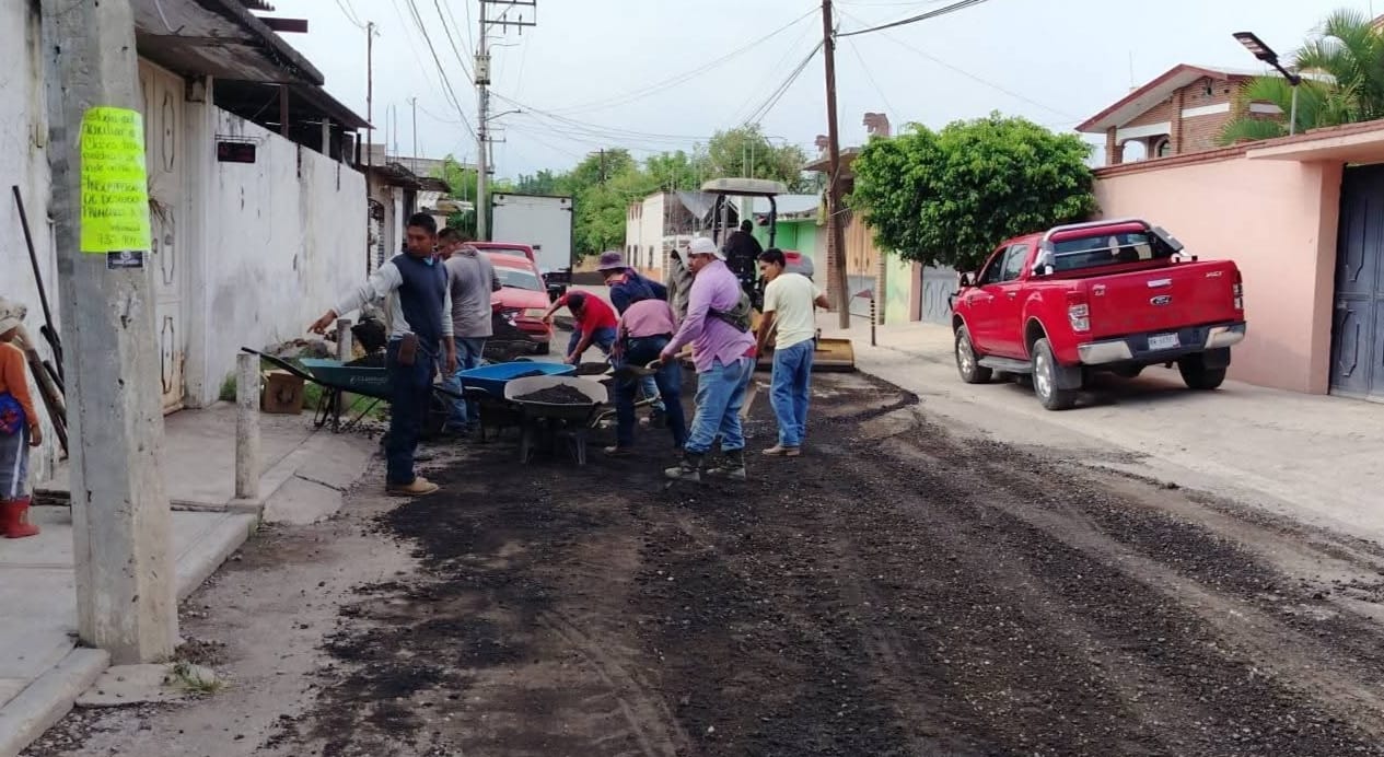 Vecinos de Calderón se organizan y tapan baches ante falta de rehabilitación vial