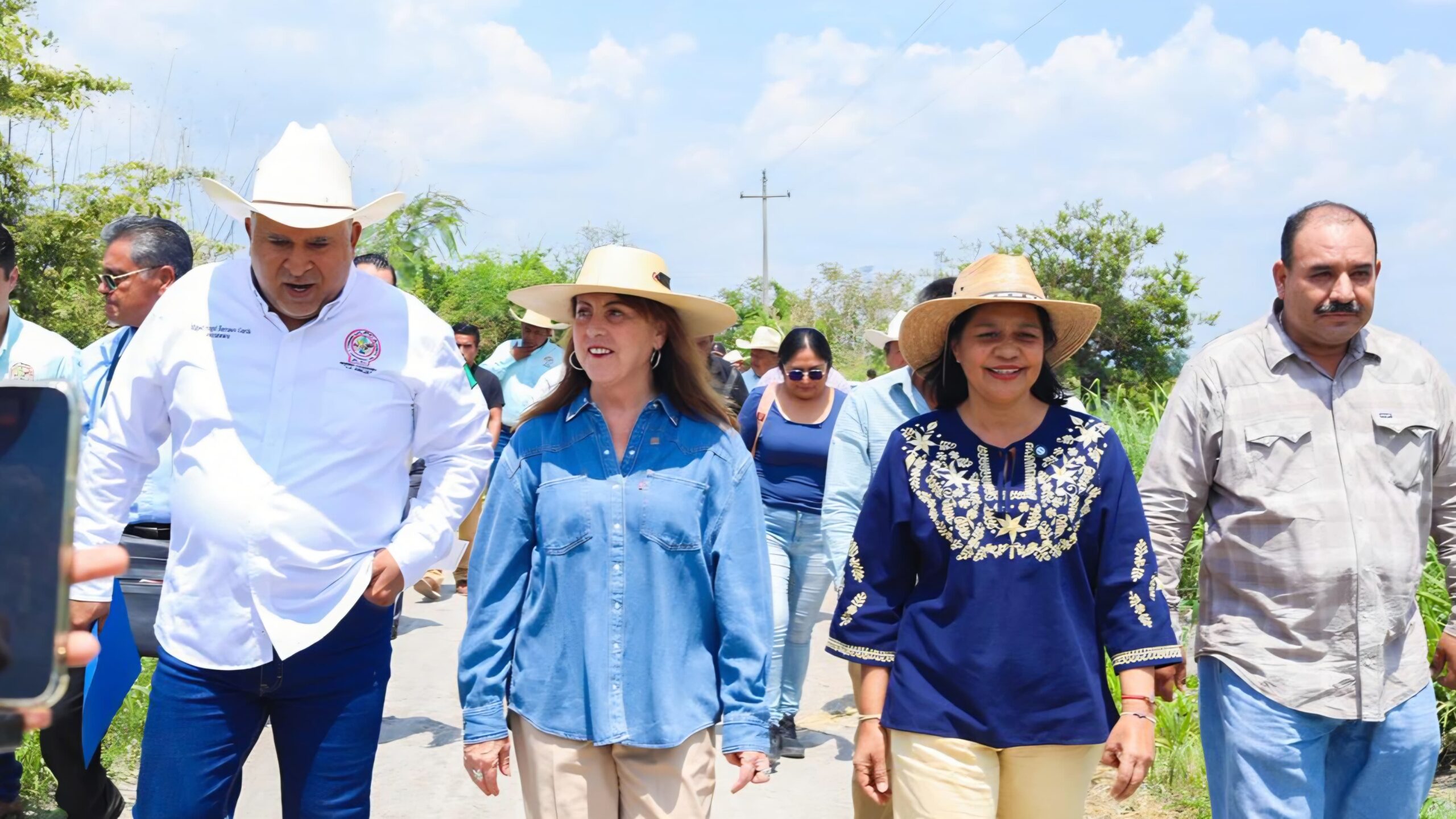 Rehabilitan 542 km de caminos para el campo morelense