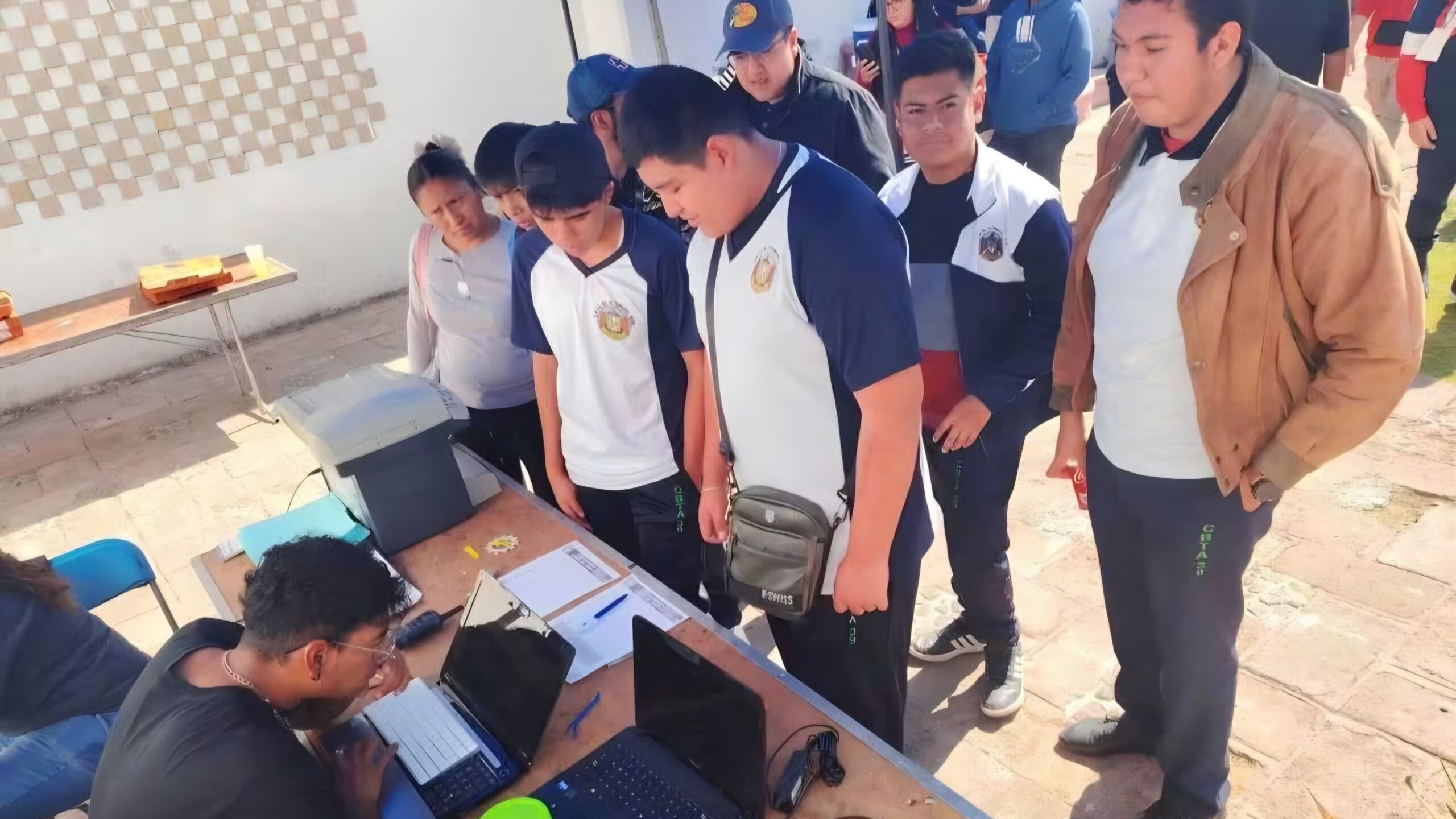 Alumnos del CBTA 39 transforman camioneta infantil en vehículo de control remoto