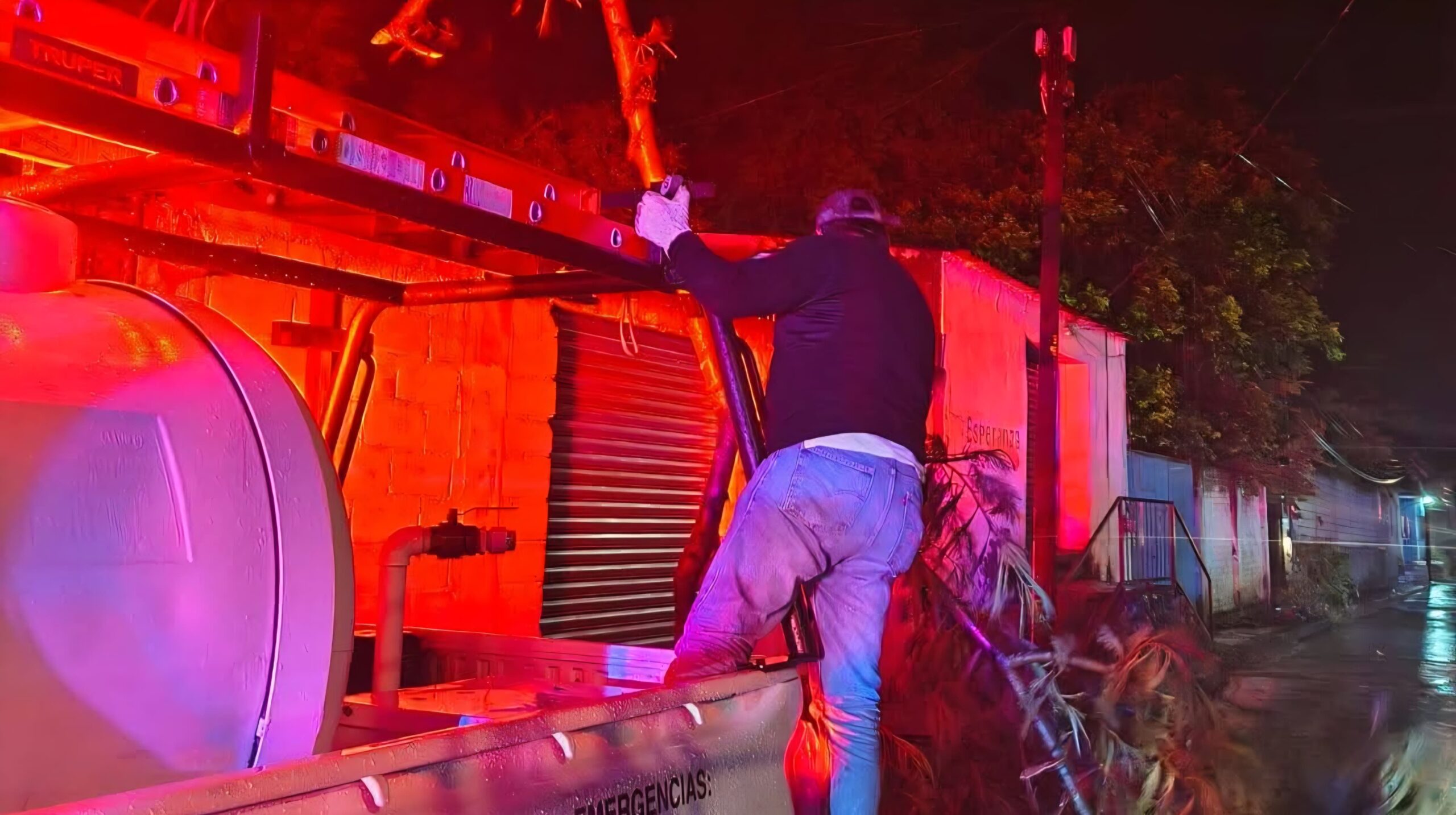 Lluvia deja ramas caídas en Jonacatepec