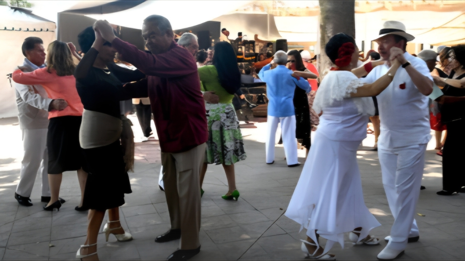 Anuncian clases gratuitas de danzón en el zócalo de Cuautla