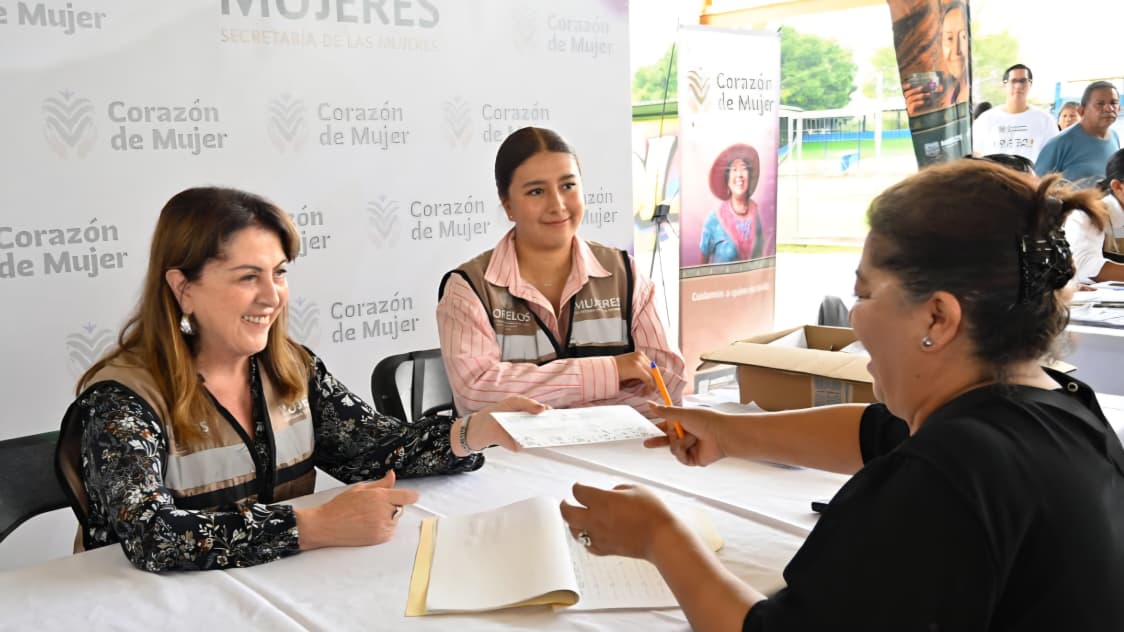 Margarita González fortalece apoyo a mujeres con entrega de tarjetas Corazón de Mujer