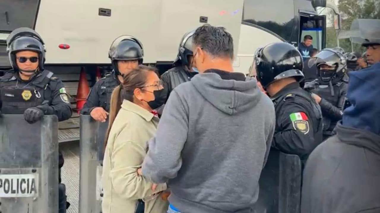 Granaderos encapsulan a docentes de Morelos en la caseta de Tlalpan
