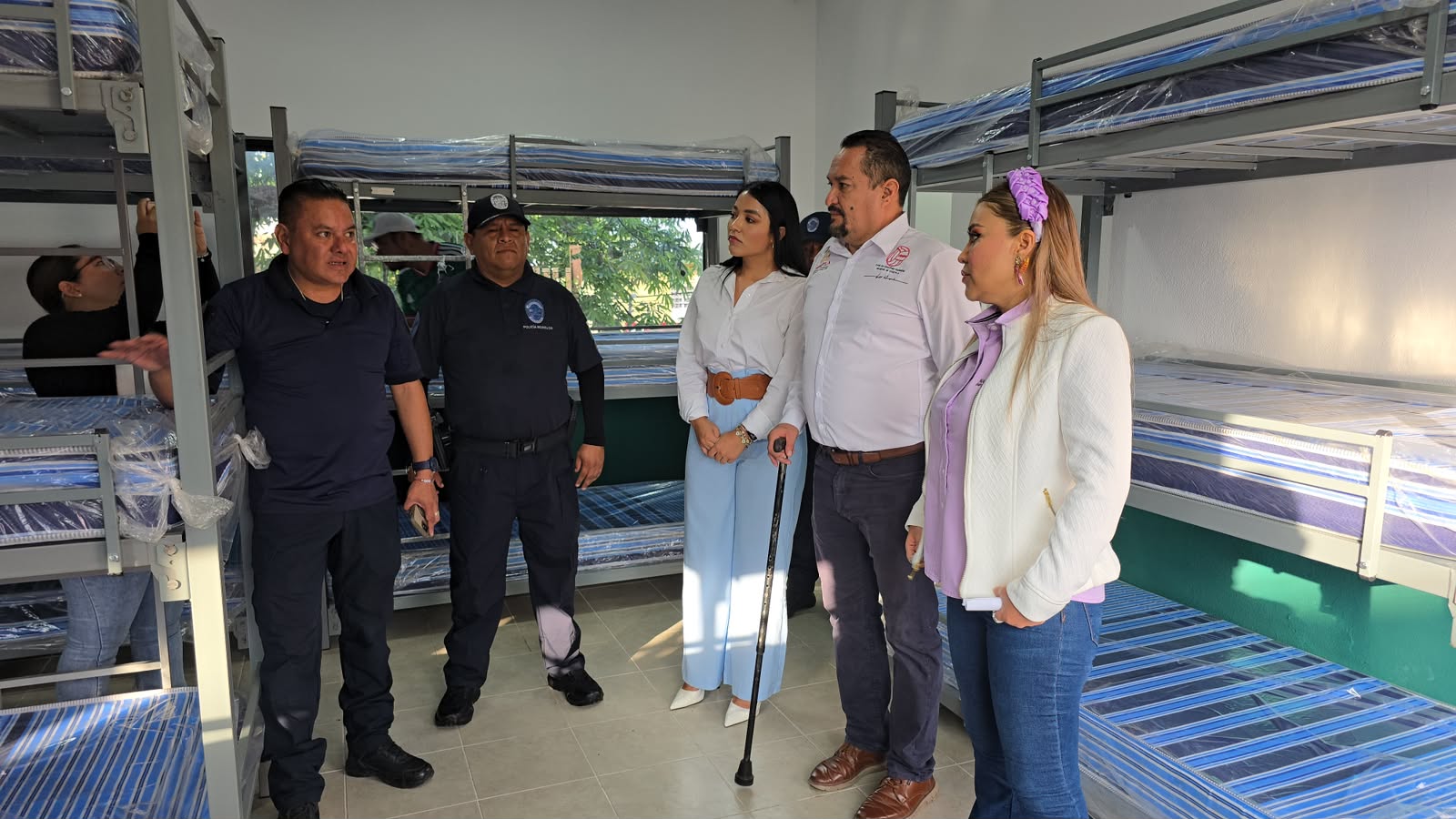 Entrega Nancy Echeverría dormitorios para policías en Cuautla