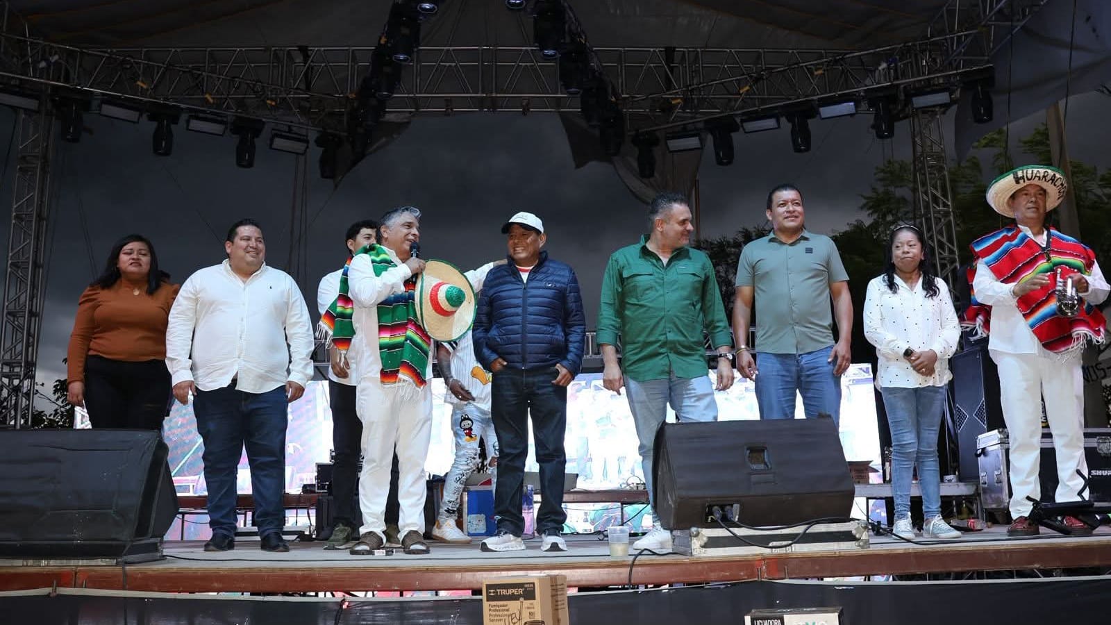 Jonacatepec celebra a maestros y a los padres