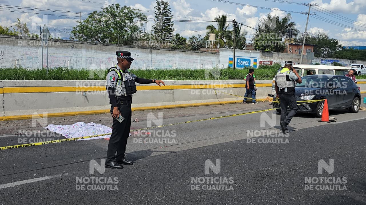 Muere hombre atropellado tras caer de una camioneta en la autopista Cuautla-Oaxtepec
