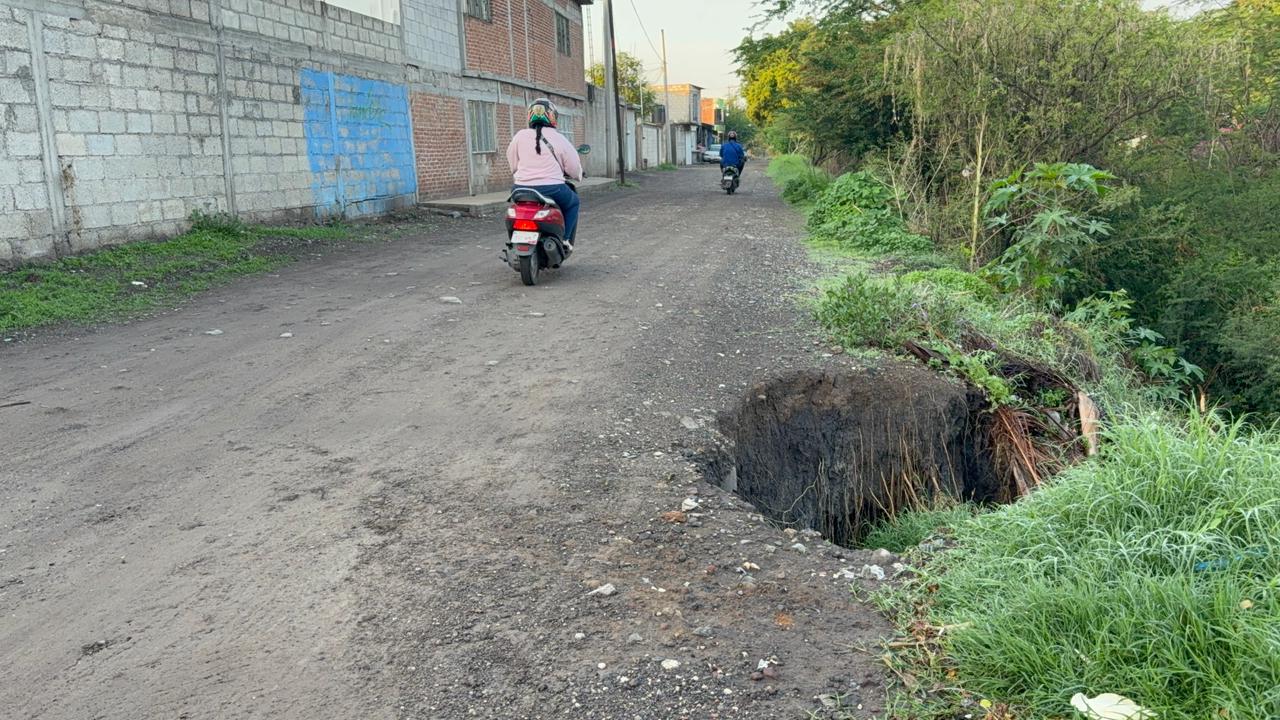 Urgen vecinos de la Ampliación Hermenegildo Galeana reparar socavón