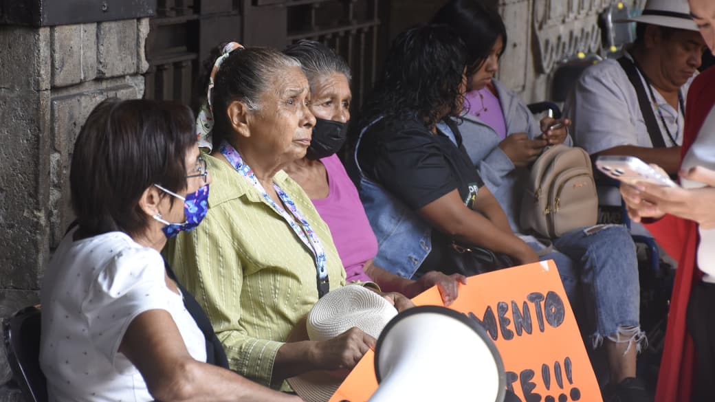 Plantón en el Ejecutivo afecta operatividad de la administración pública estatal