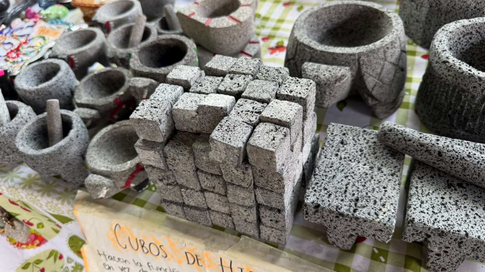 Artesanos de Atlatlahucan innovan con «hielos» de piedra volcánica que mineralizan las bebidas