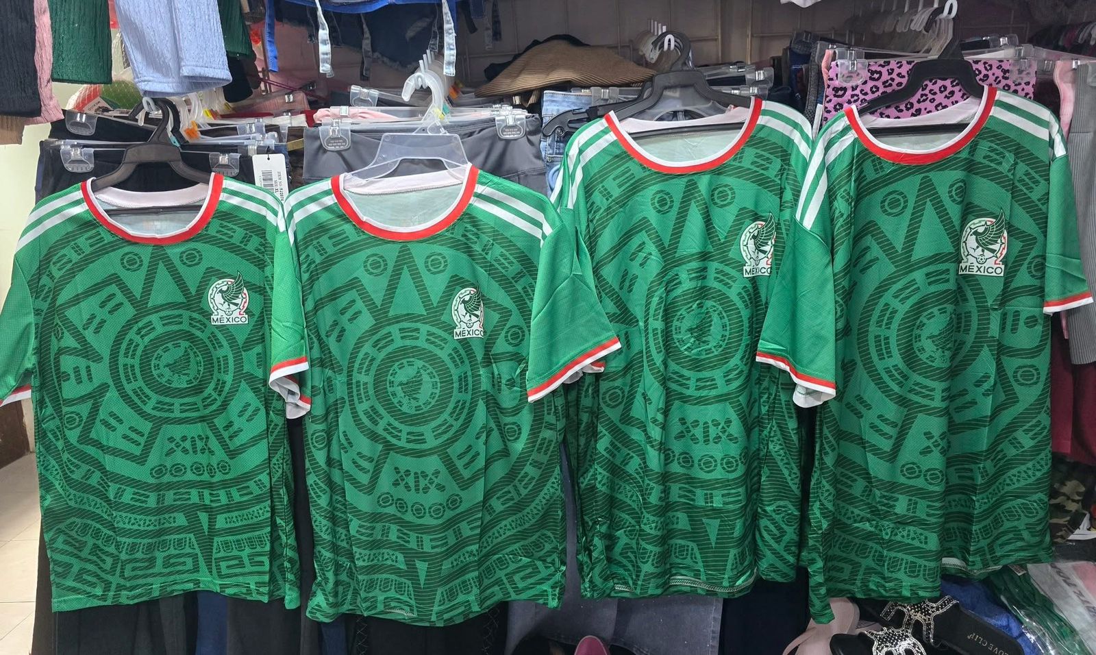 Bajan precios de playeras de México tras su eliminación del Mundial