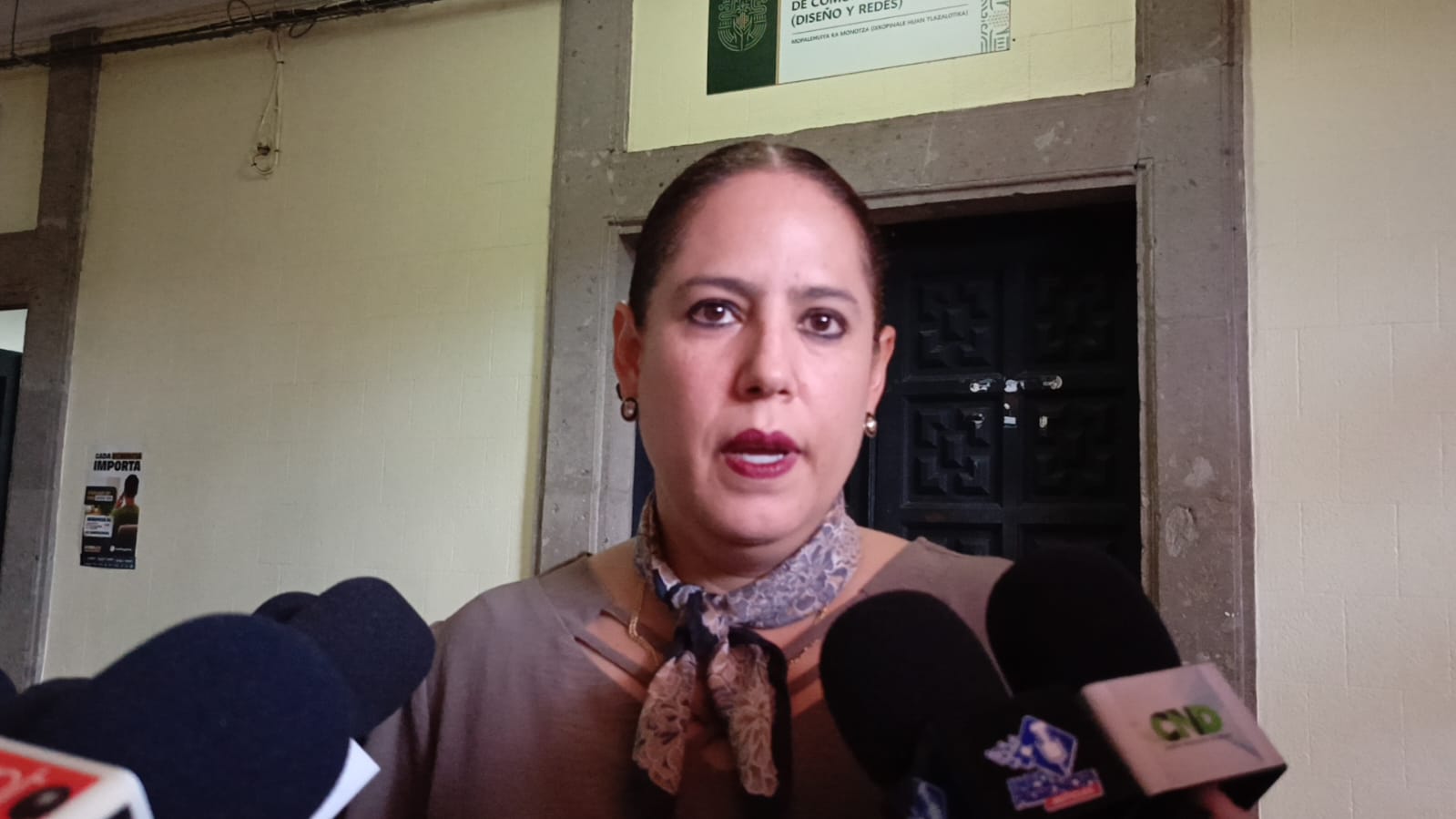 Escuelas operan con mobiliario deteriorado