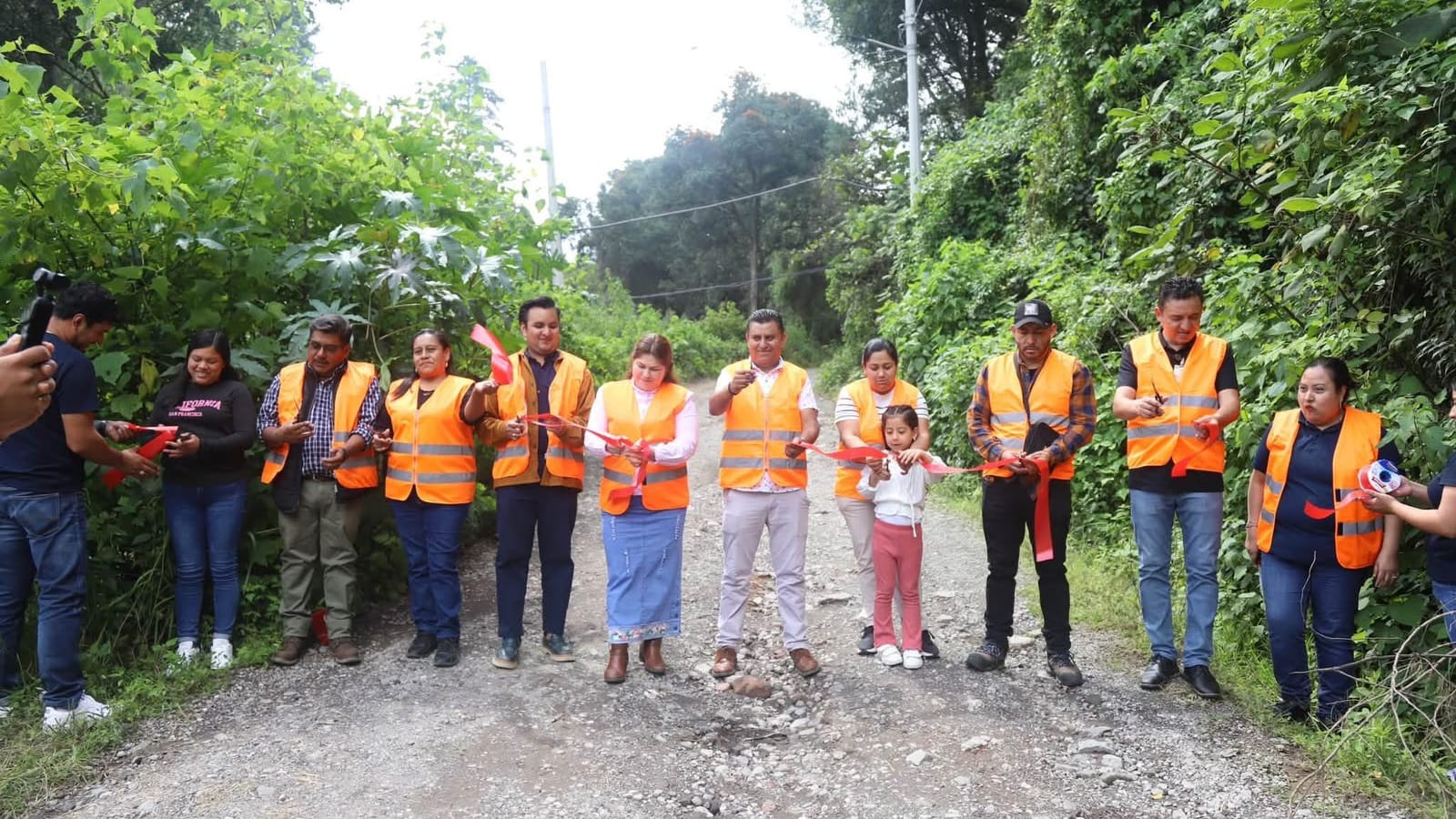 Lleva Esaúd Mendoza electrificación y alumbrado al Barrio de San Miguel