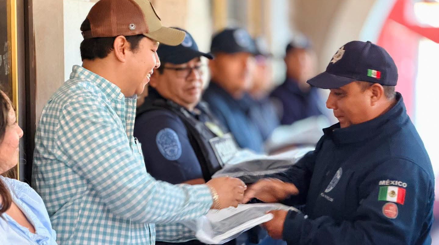 Entregan impermeables a cuerpos de seguridad y emergencia de Jantetelco