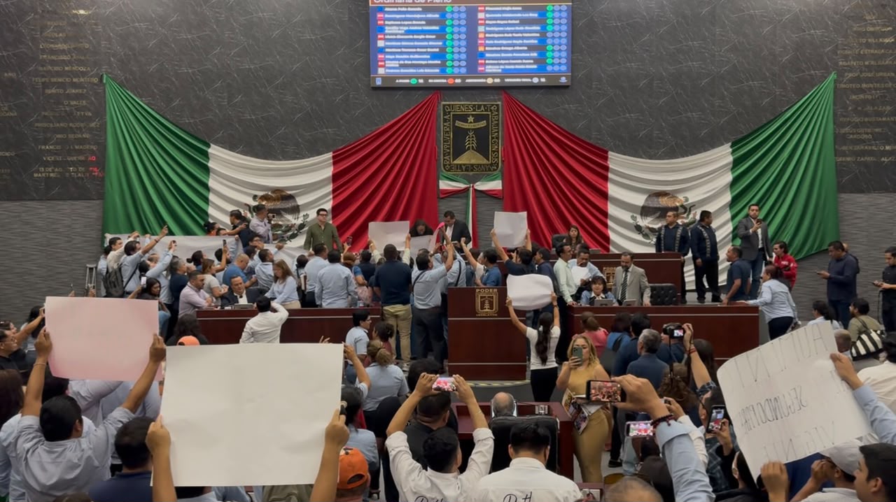 Entre empujones y gritos concluye periodo de sesiones del Congreso del estado