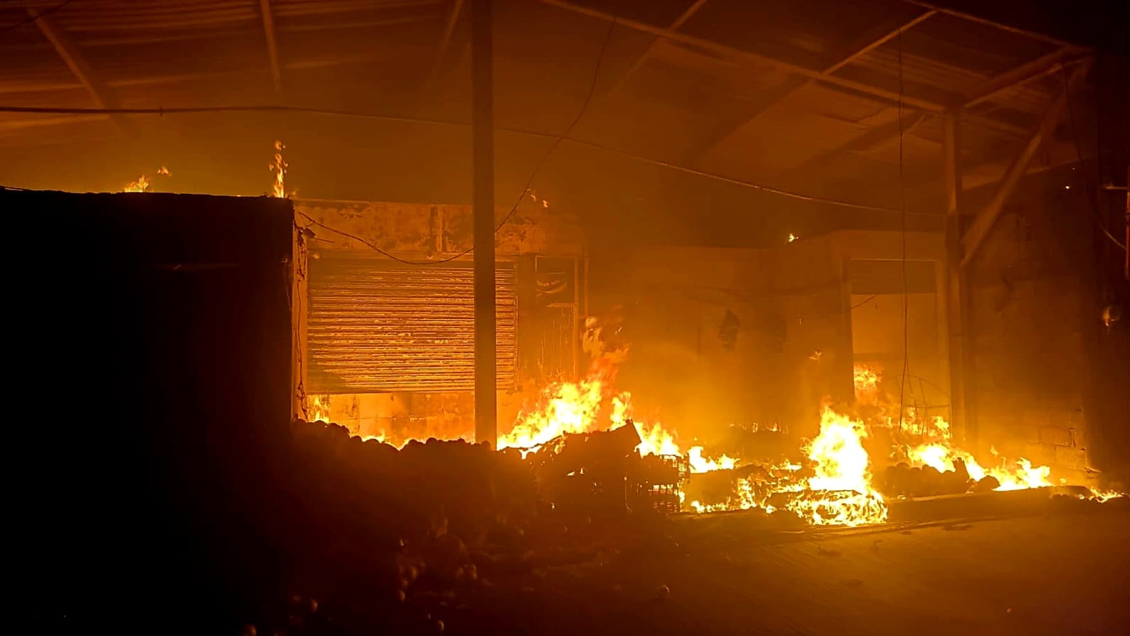 Incendio consume siete locales comerciales en la Plaza Solidaridad