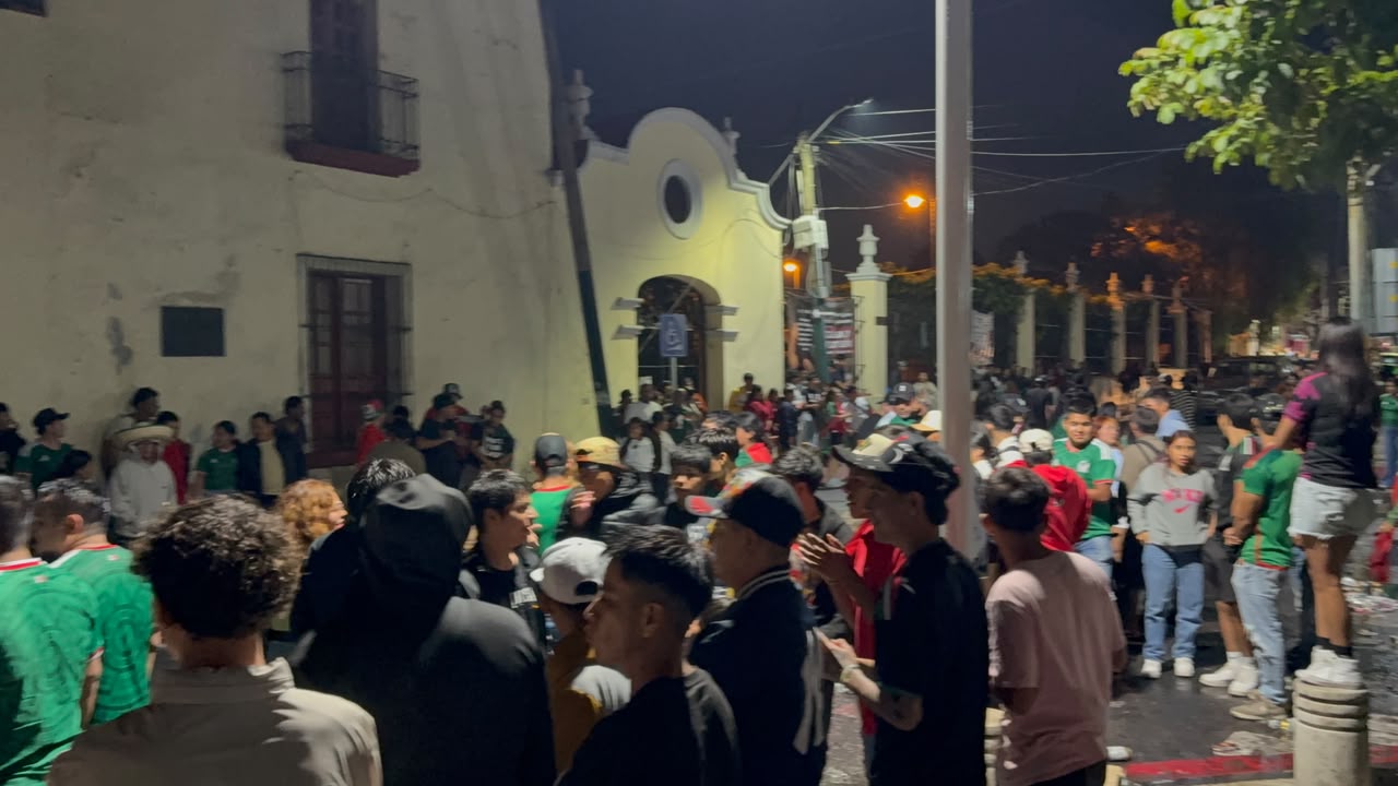 Aficionados locales celebran en la Alameda pese a la derrota de la Selección Mexicana
