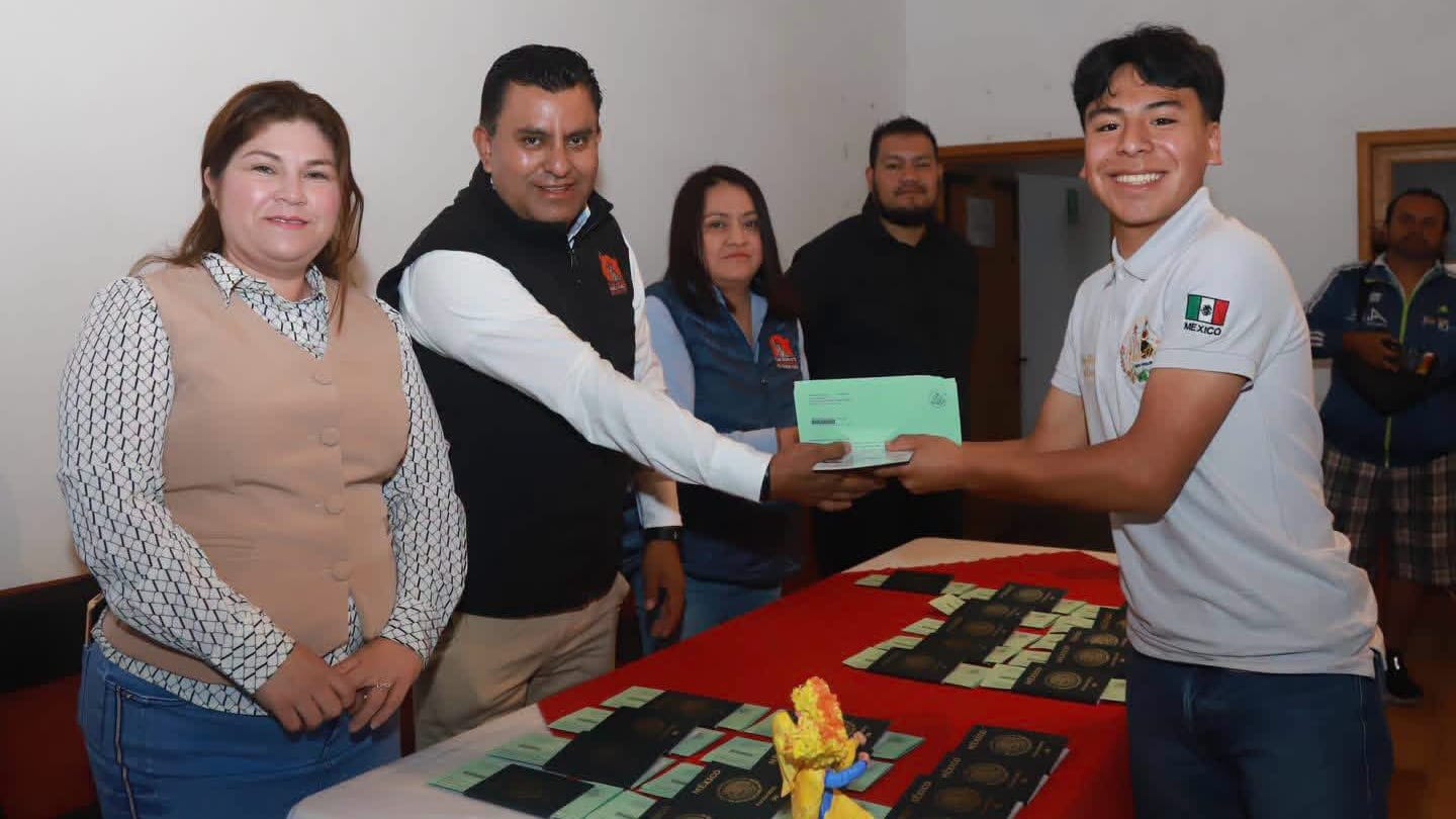 Alcalde de Tetela del Volcán entrega visas a artistas que viajarán a San Diego