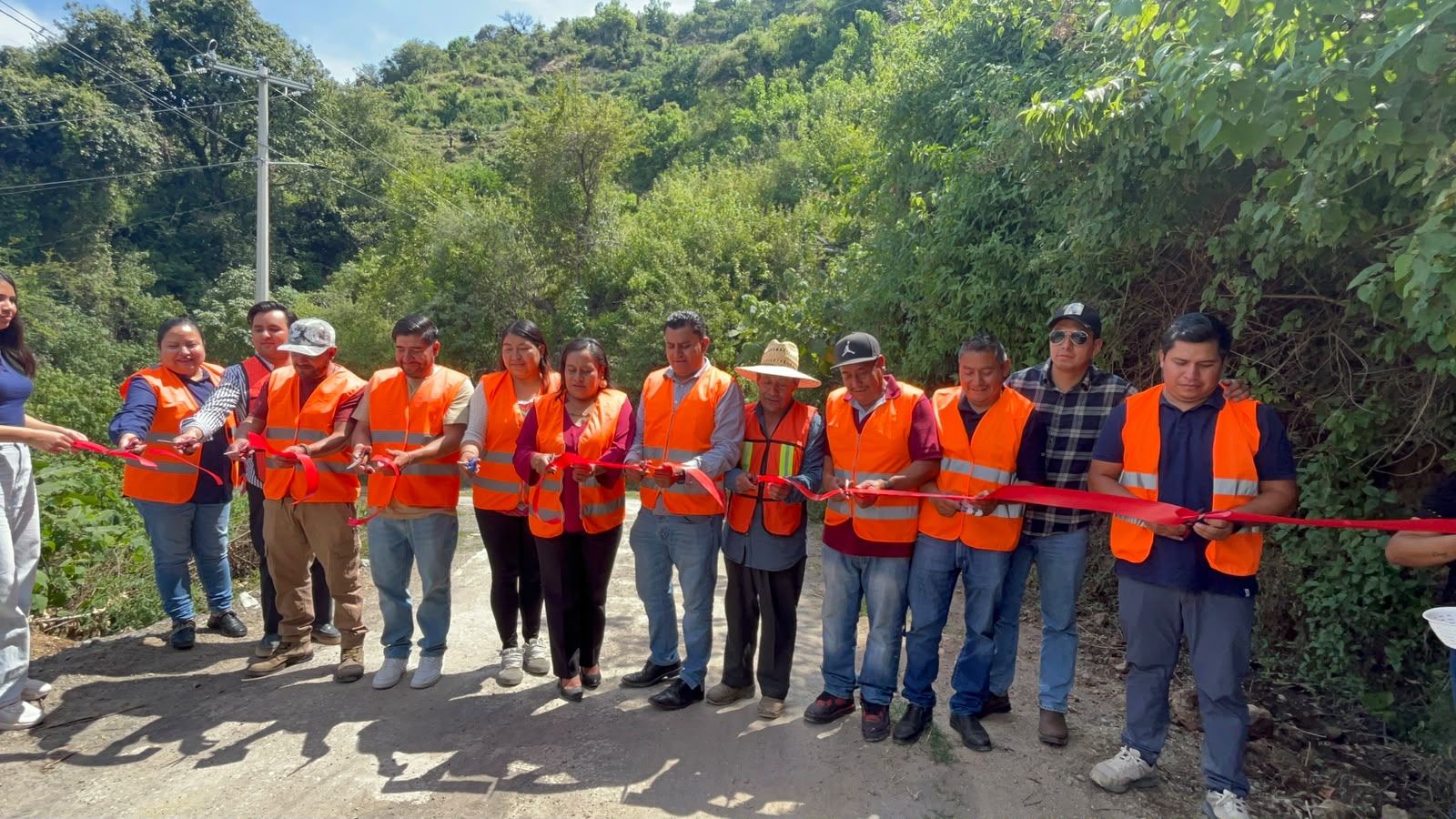 Alcalde de Tetela del Volcán entrega obra de alumbrado público en San Agustín