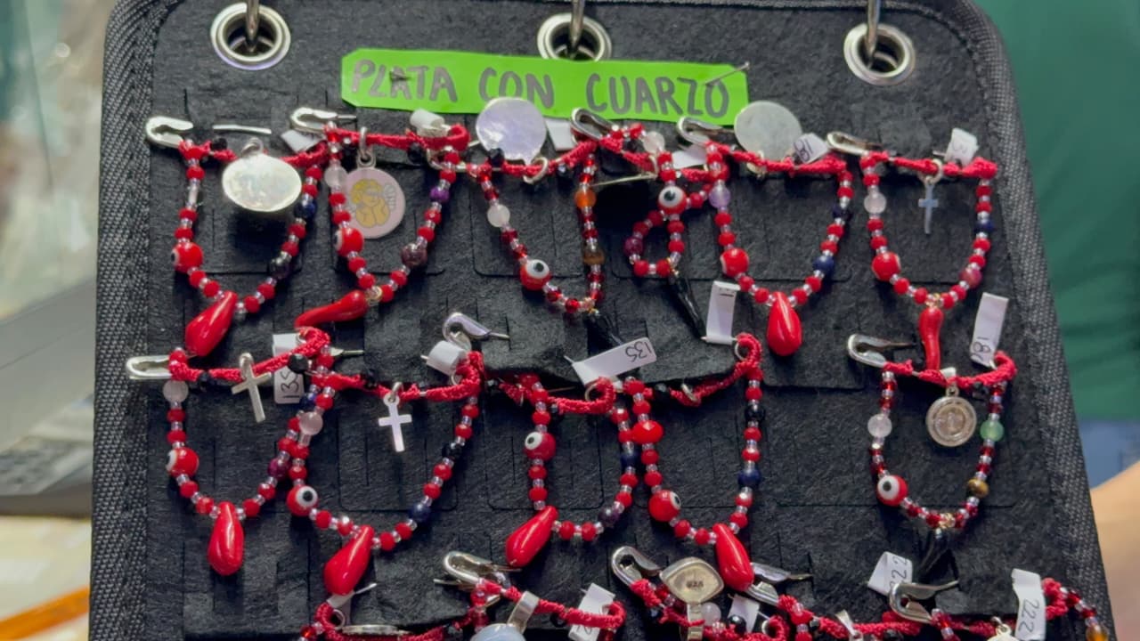 Conservan tradición de amuletos para embarazadas