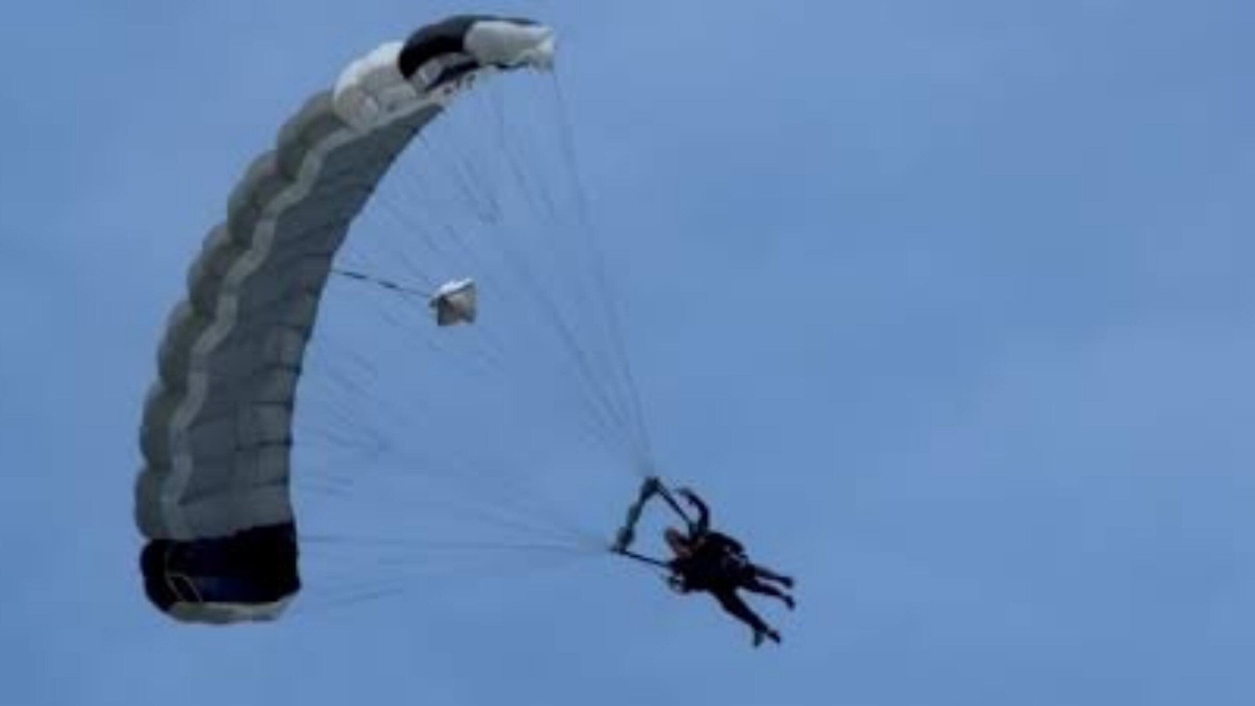 Desaparece turista colombiano tras salto en paracaídas en Morelos
