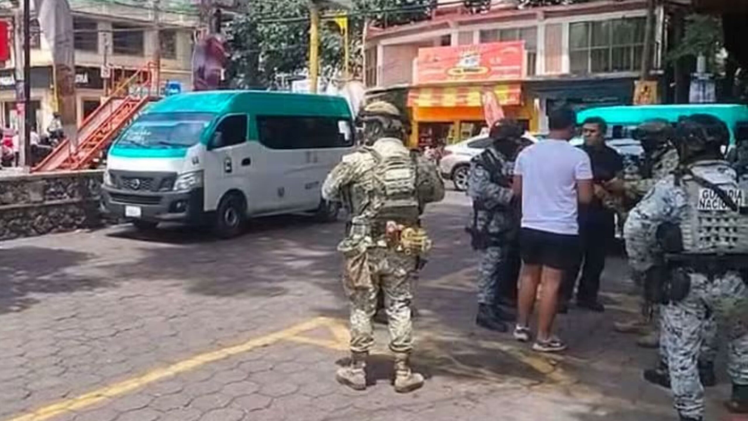 Ataque armado a combi de la Ruta 13 en Oaxtepec deja al chofer herido