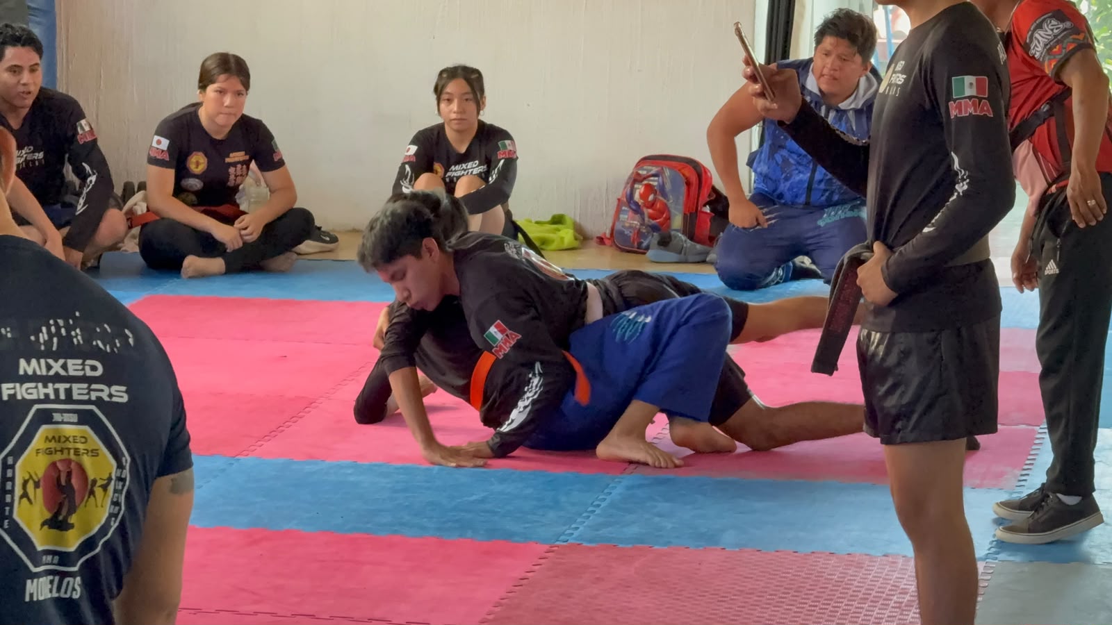 Mantienen preparación rumbo a Olimpiada Nacional de Artes Marciales con combates amistosos