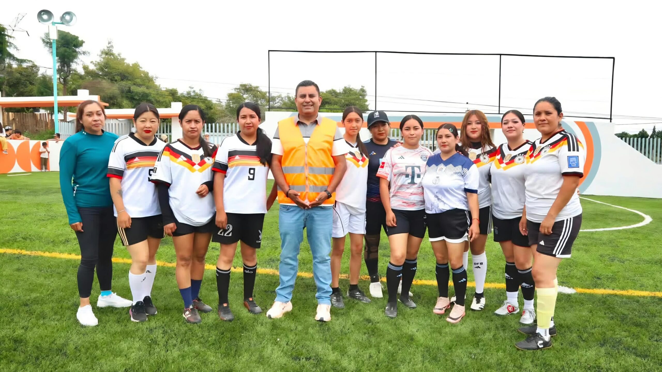 Rehabilitan cancha de futbol 7 en Tetela del Volcán