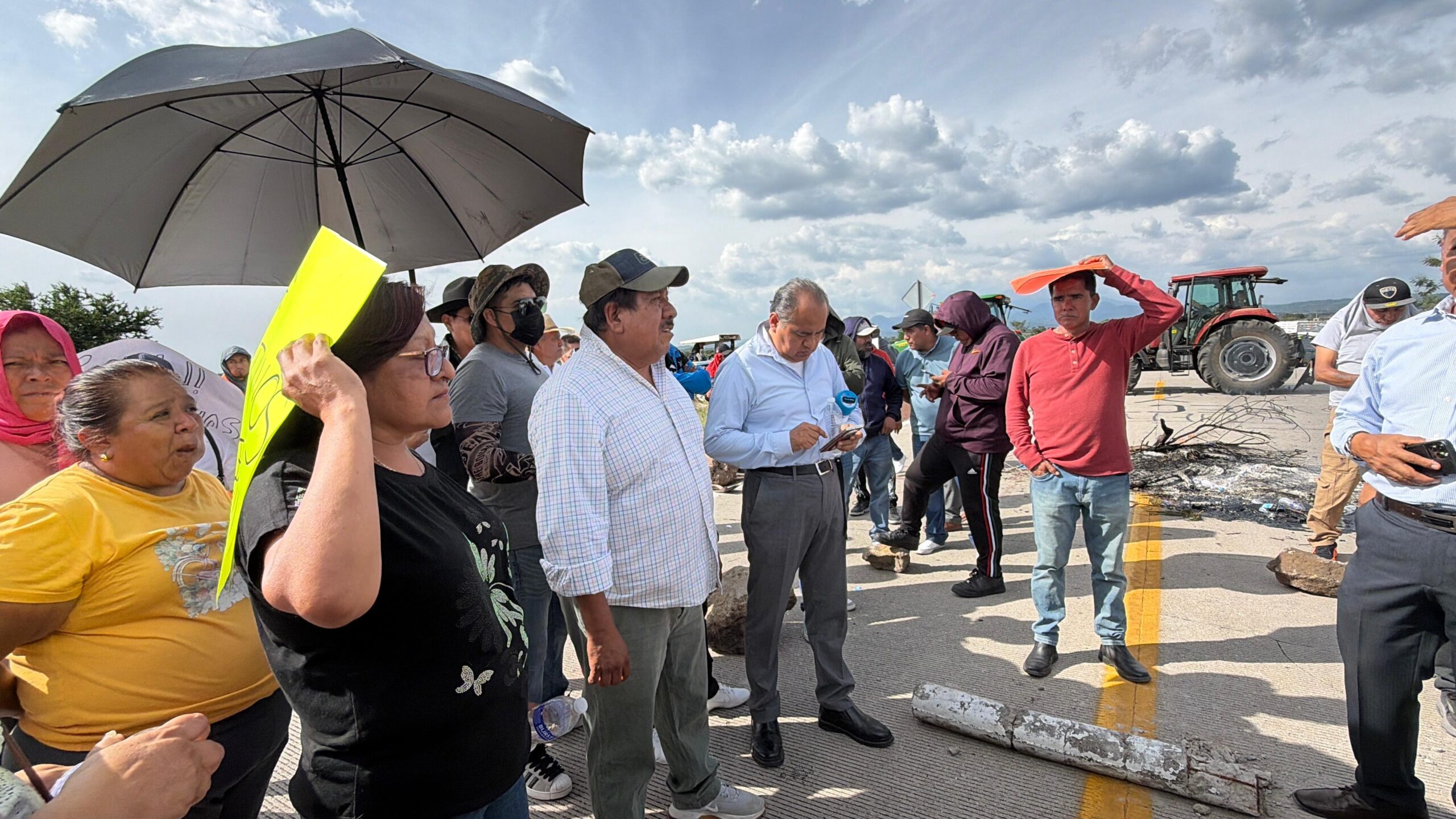 Cierran docentes de la Normal de Amilcingo la autopista Siglo XXI