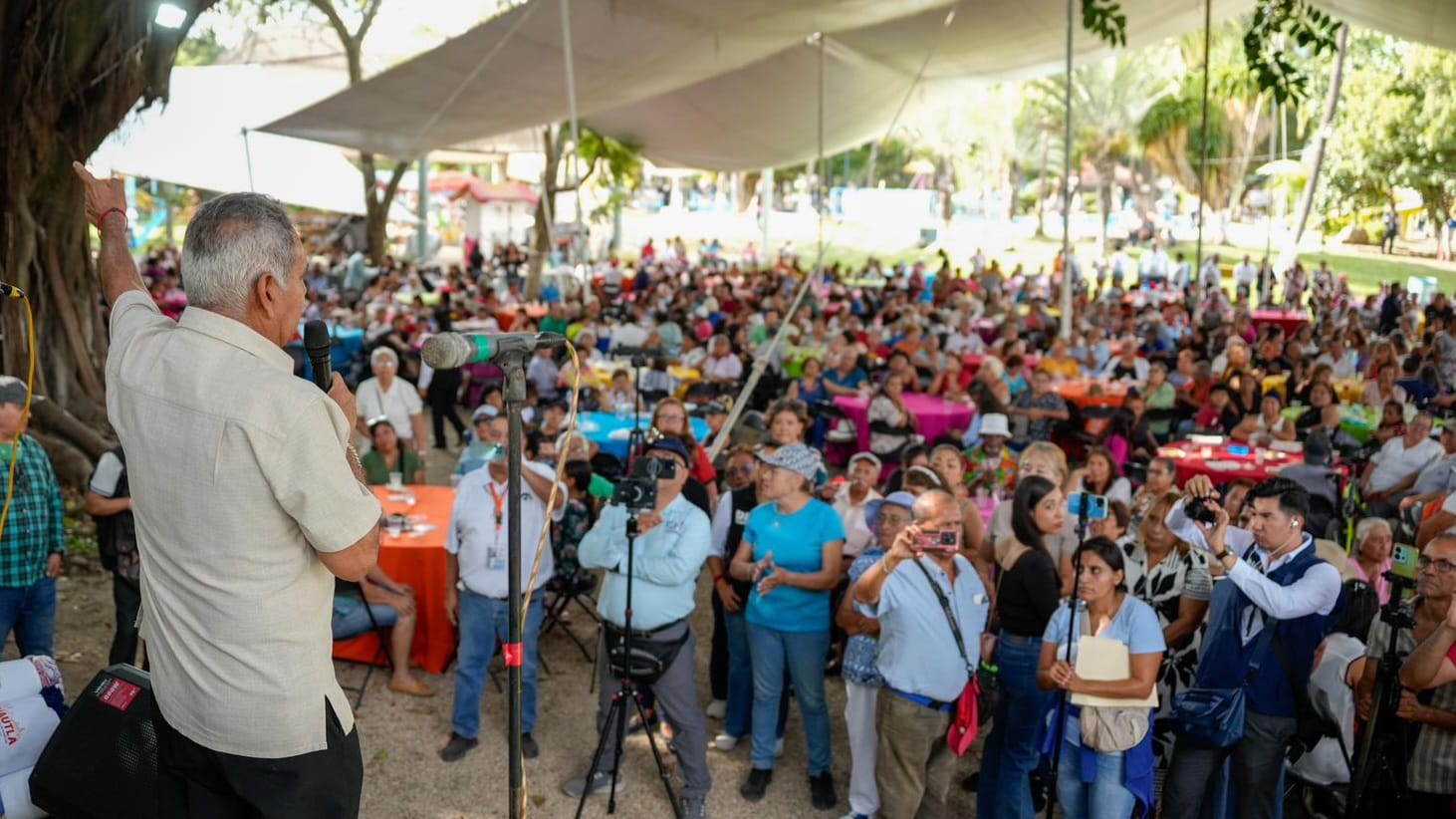 Más de mil 500 adultos mayores celebraron su día con una gran fiesta en el Almeal