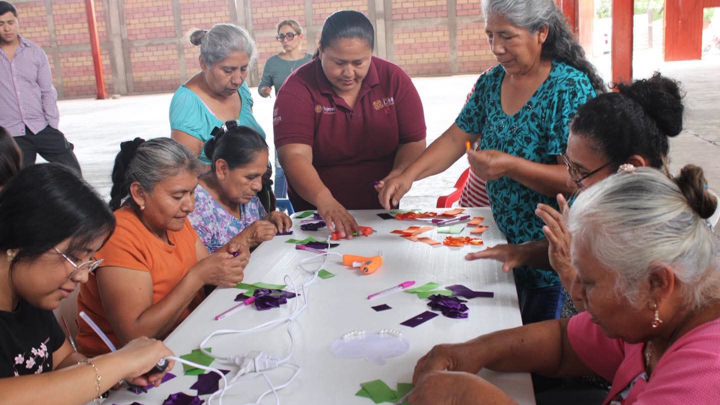 Impulsan en Jonacatepec creatividad y convivencia de mujeres con el taller “Pétalos y Plumas”