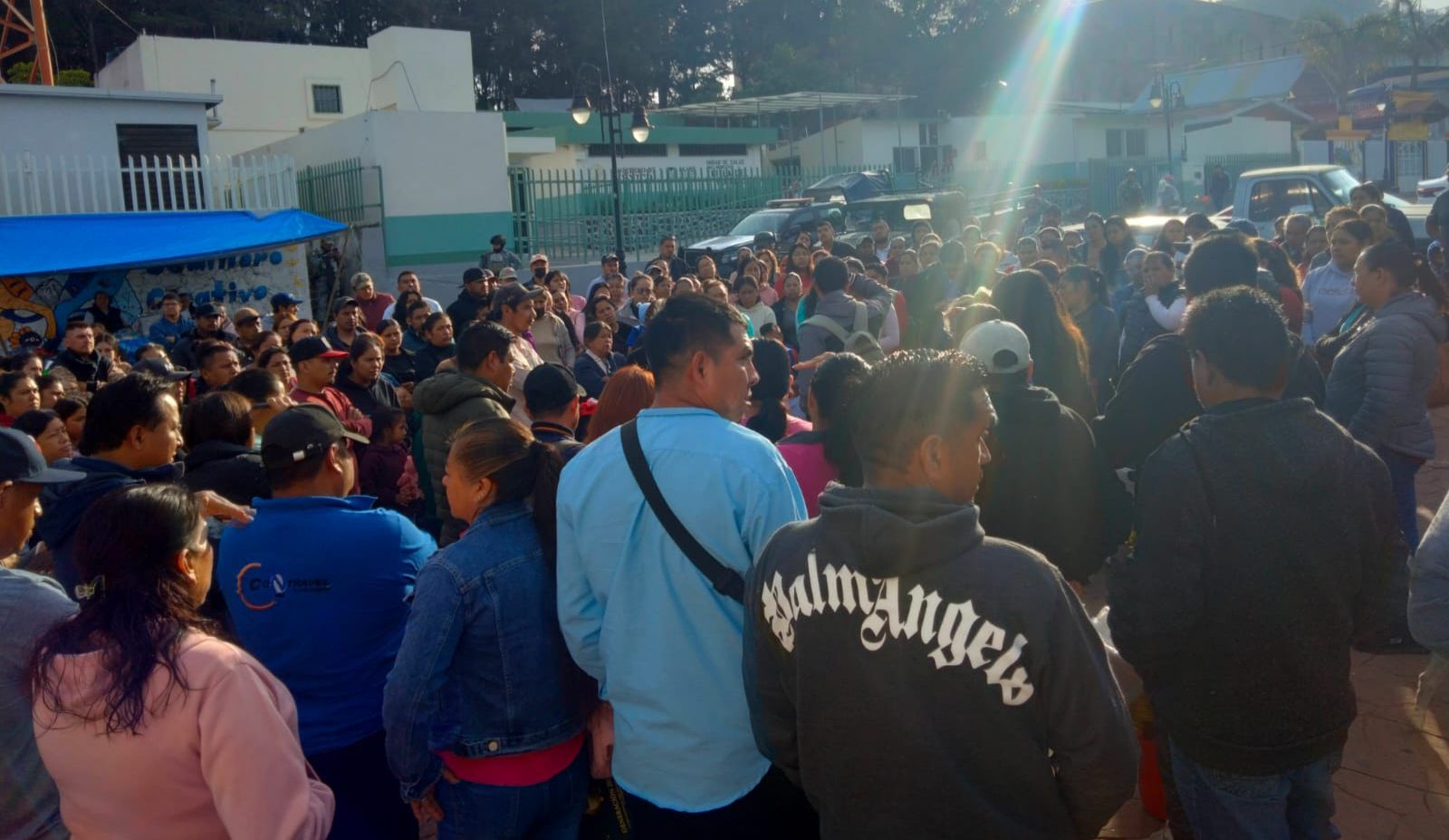 Padres de familia exigen reinstalación de directora de secundaria en Tetela del Volcán