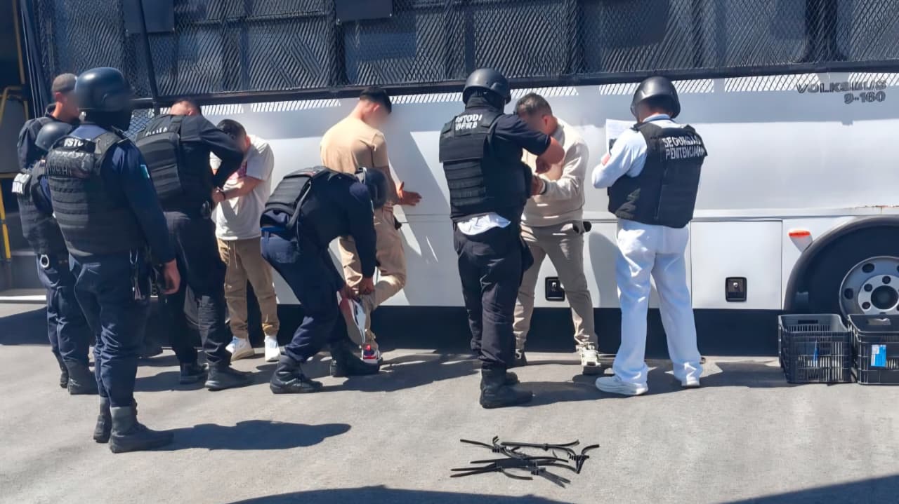 Trasladan a ocho reos vinculados con extorsión a penal federal de Coahuila