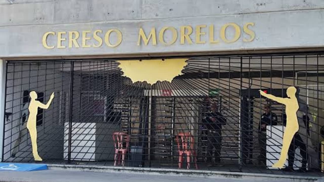 Madrugada de violencia en el penal de Atlacholoaya deja un recluso sin vida