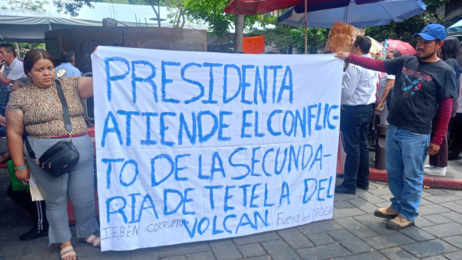 Protestan ante Claudia Sheinbaum por presunta venta de drogas en secundaria de Tetela del Volcán