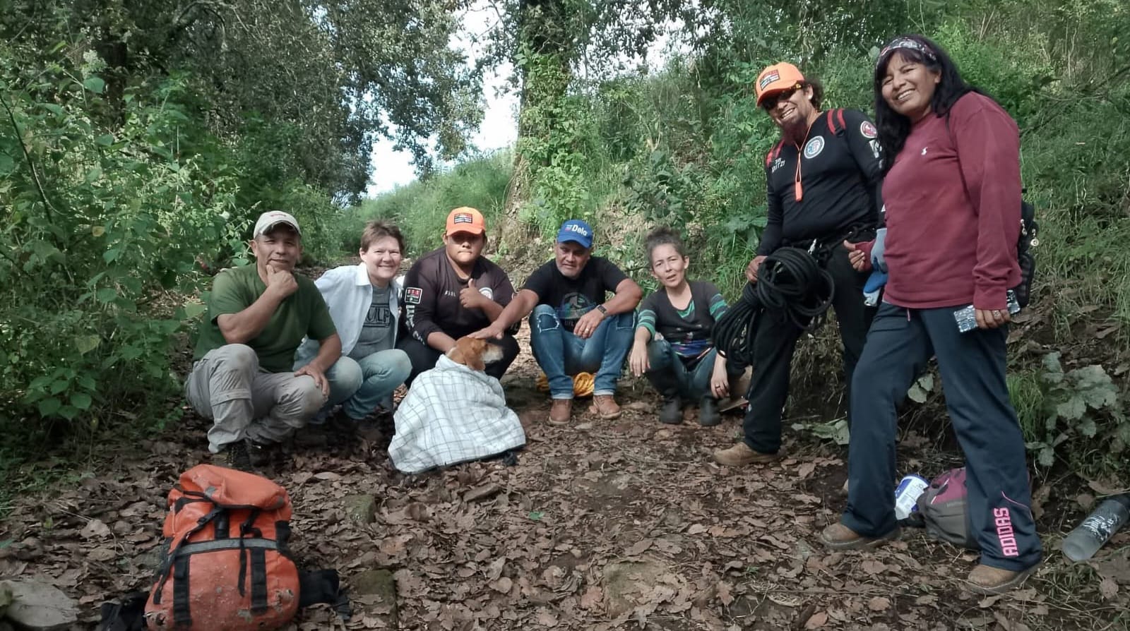 Rescatan a perrito atrapado en una barranca en Tlayacapan