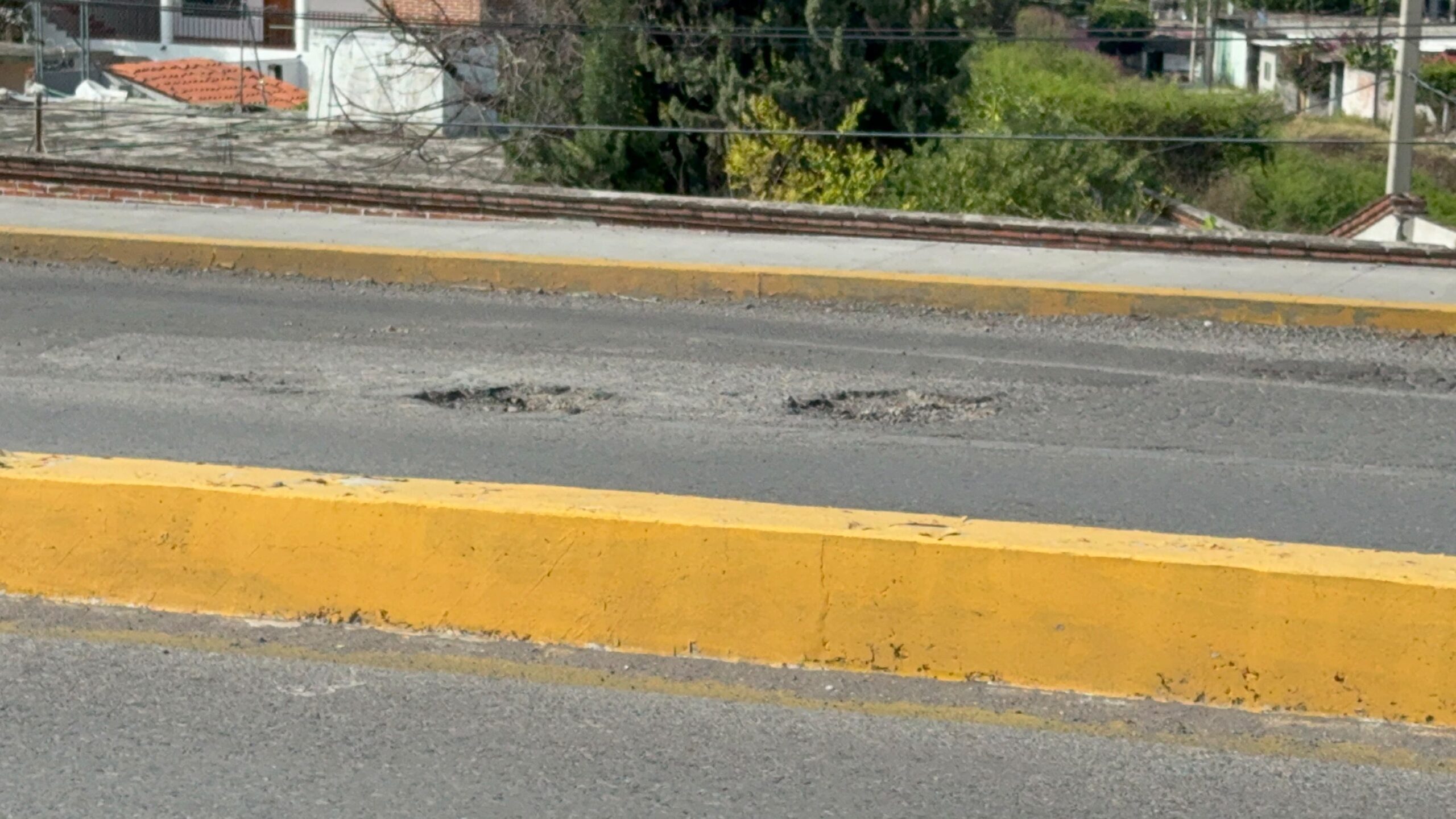 Socavón y baches ponen en riesgo a automovilistas en puente del CBTIS 76