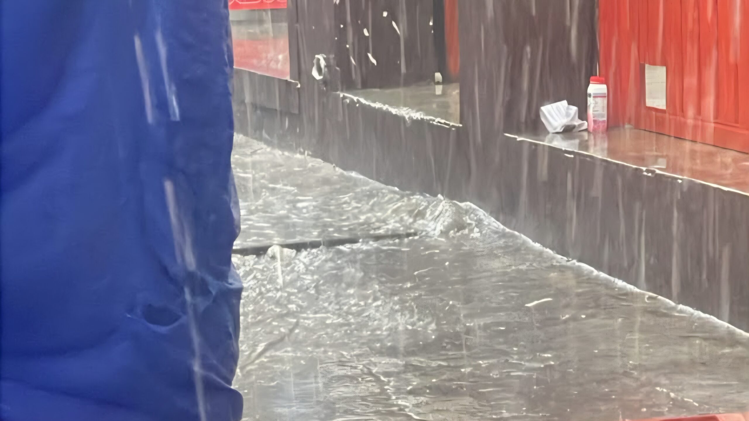 Lluvias provocan inundaciones en el mercado Hermenegildo Galeana de Cuautla