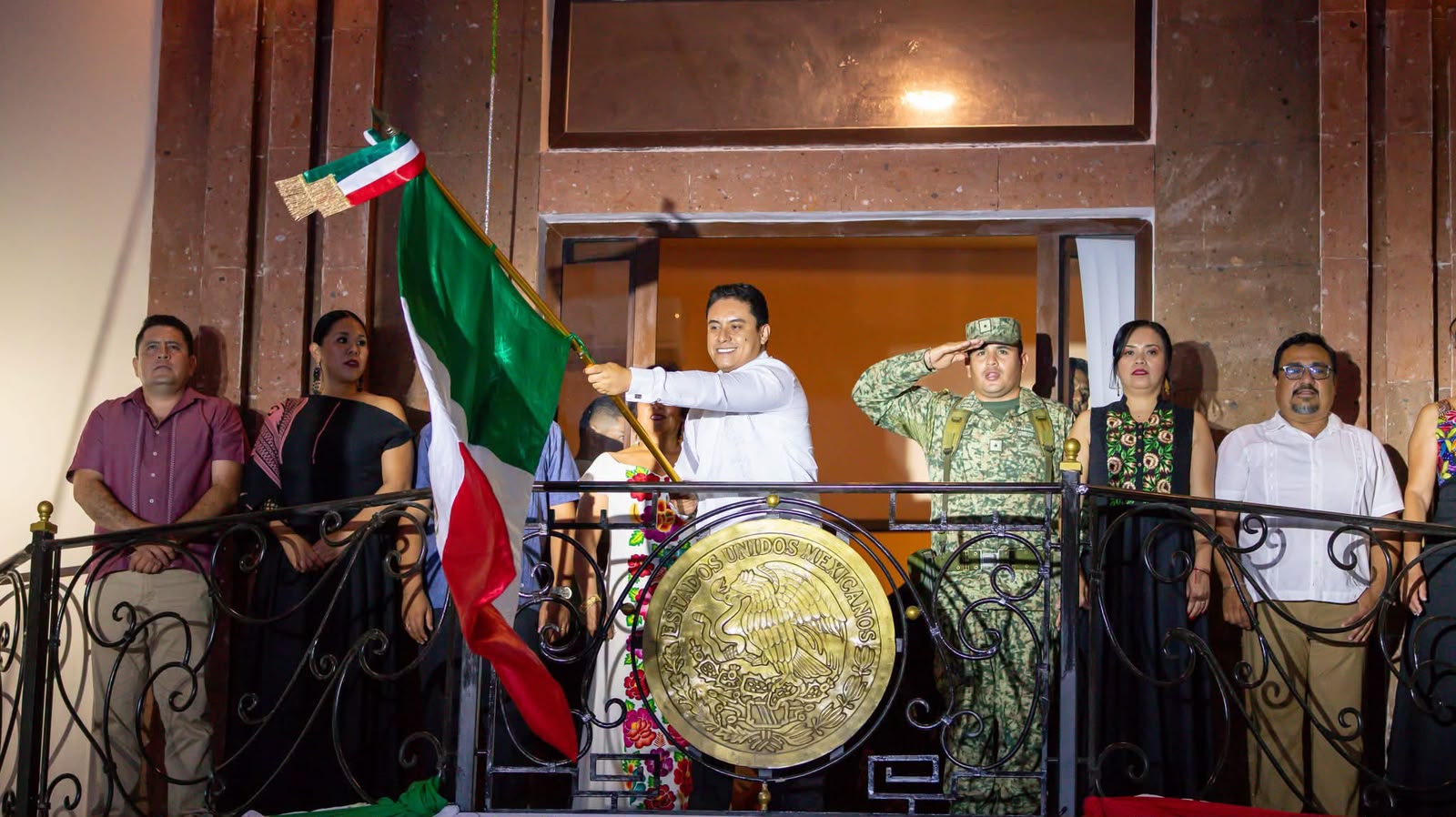 Encabeza Marco Cuate Grito de Independencia en Axochiapan