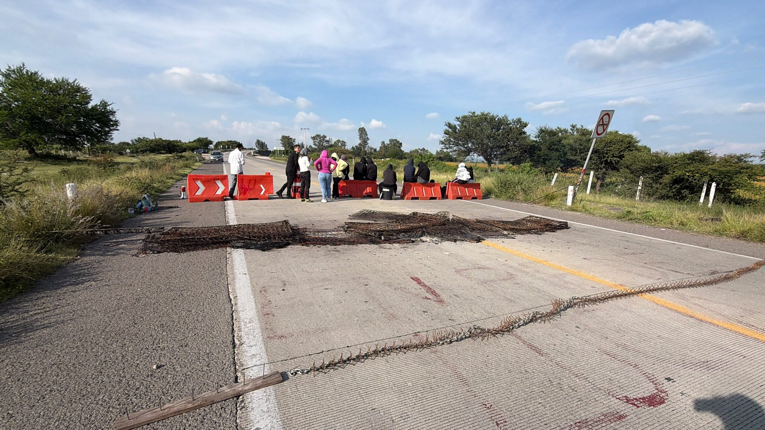 Estudiantes de la Normal de Amilcingo bloquean autopista Siglo XXI por designación de directiva
