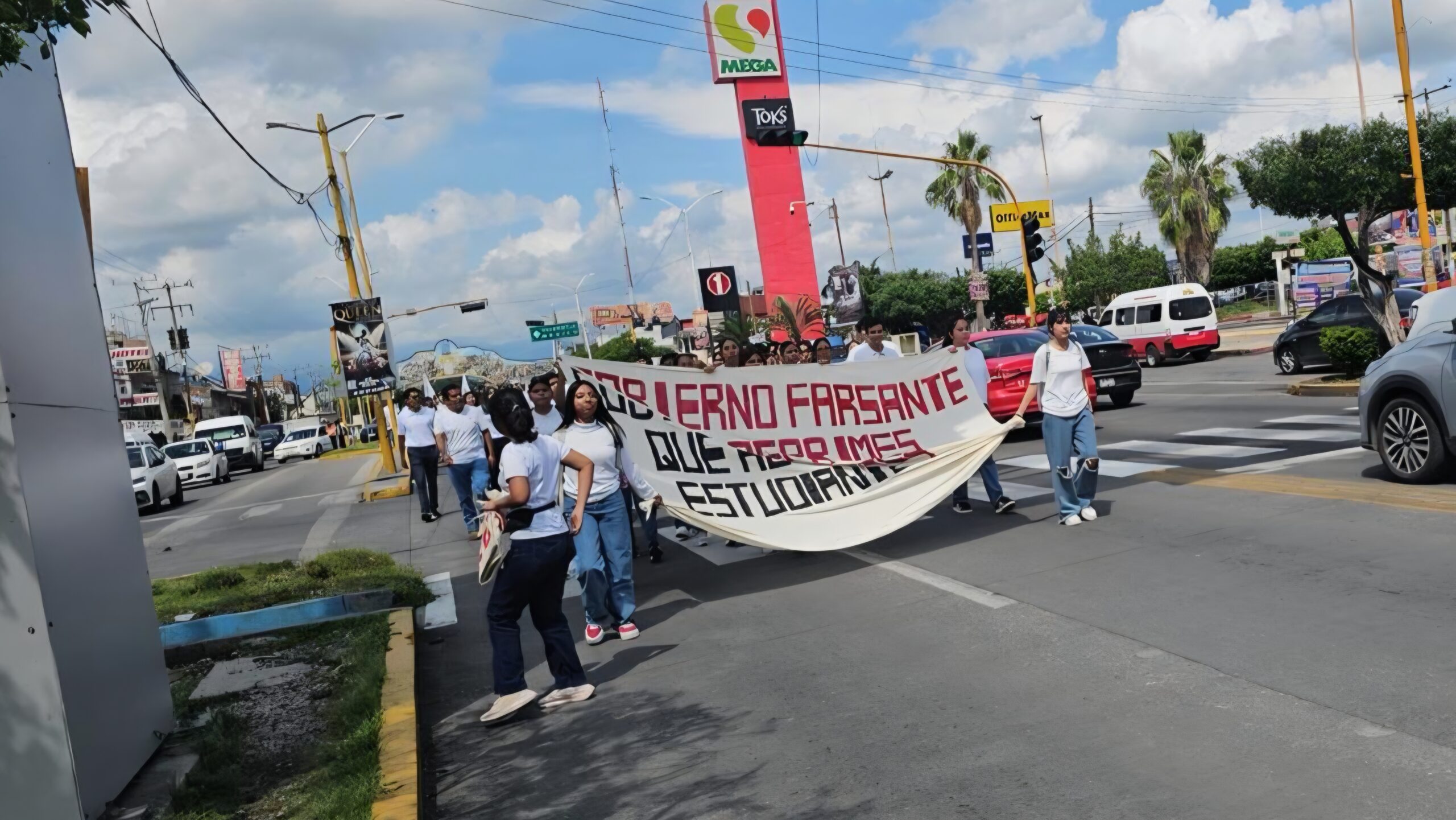 Marchan normalistas de Cuautla para recordar a los 43 de Ayotzinapa