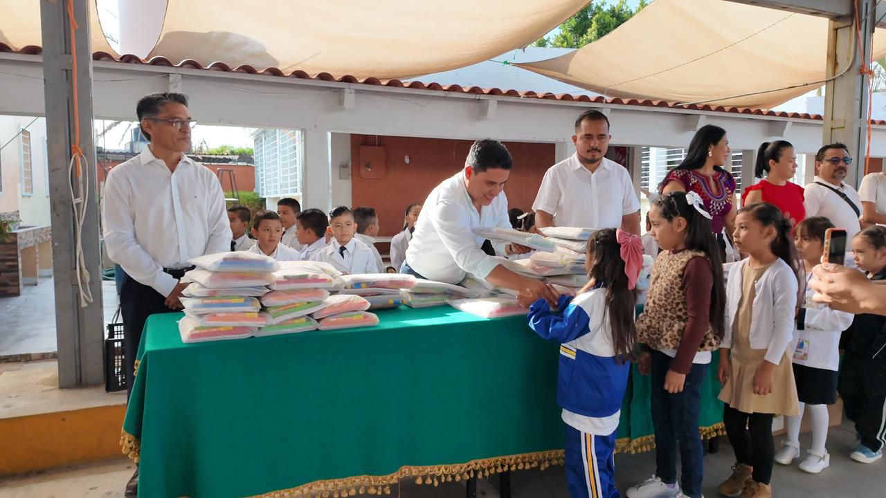 Entrega Marco Cuate útiles escolares gratuitos durante el inicio del ciclo escolar