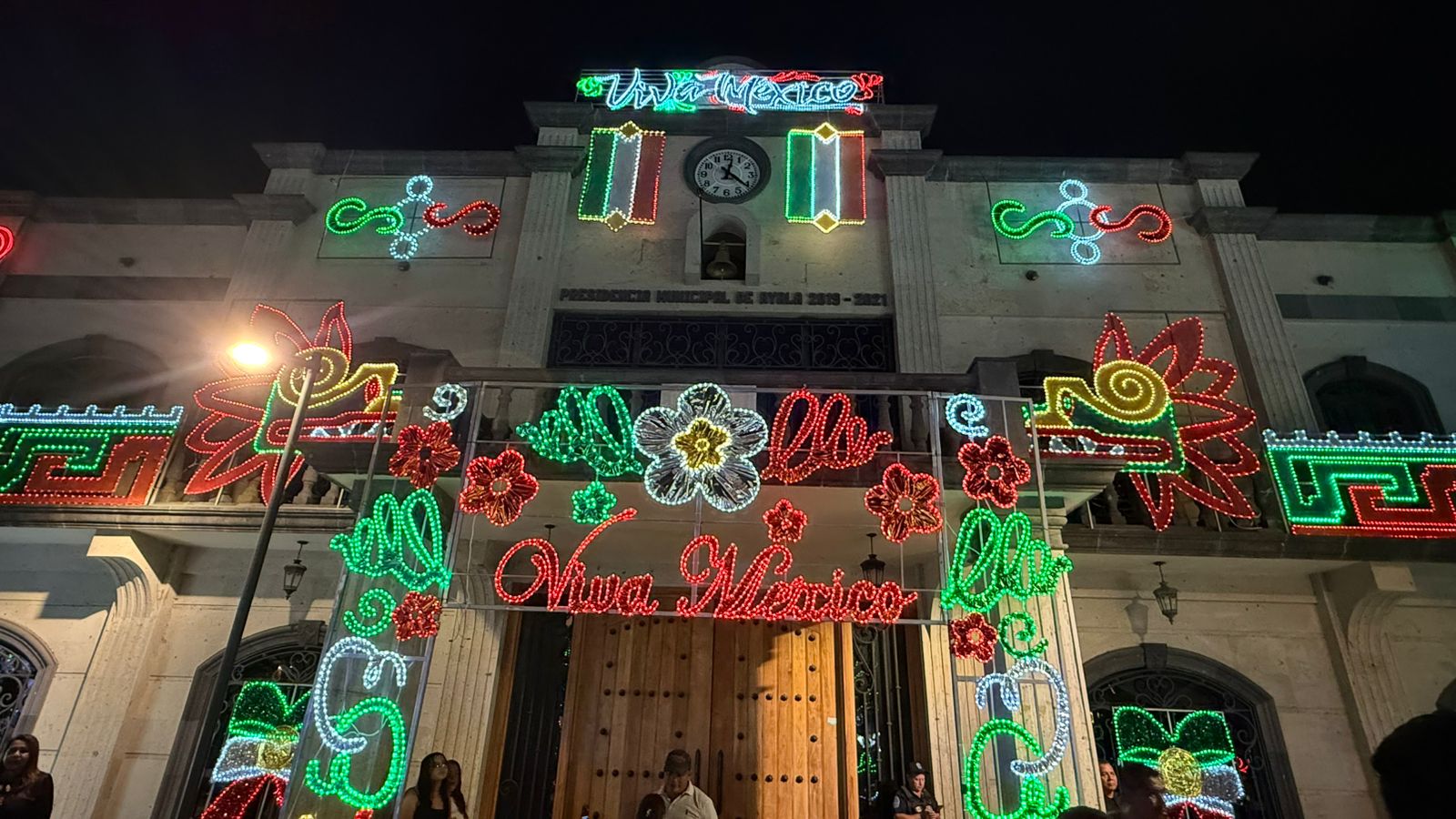 Encabeza Nayeli Mares encendido de luces patrias e inaugura rehabilitación del Mercado Otilio Montaño