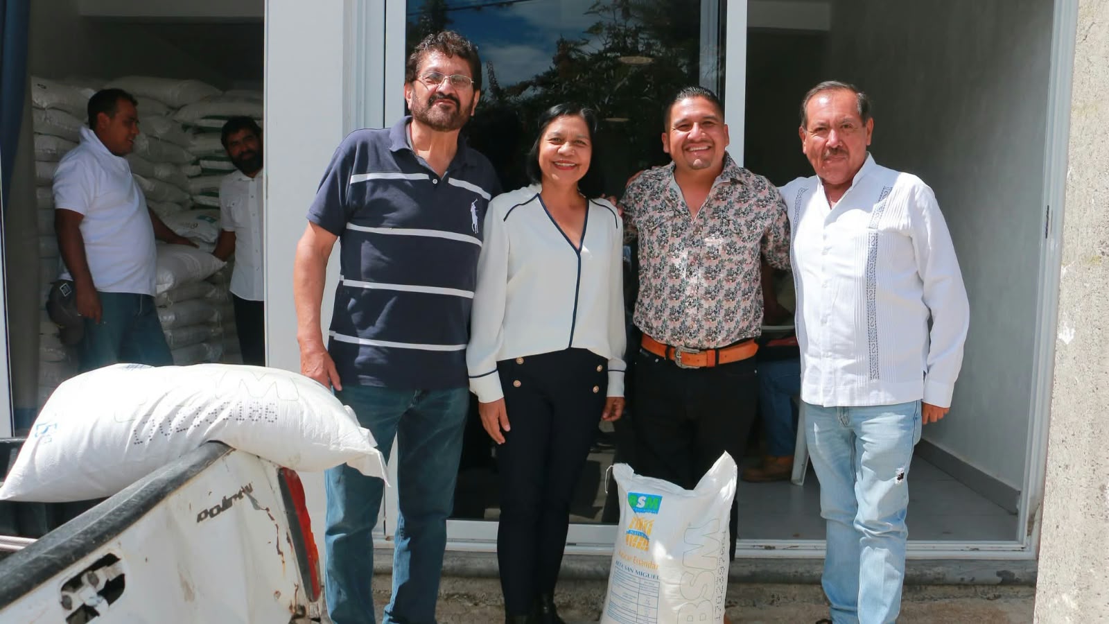 Zacualpan fortalece al sector apícola con entrega de 300 bultos de azúcar