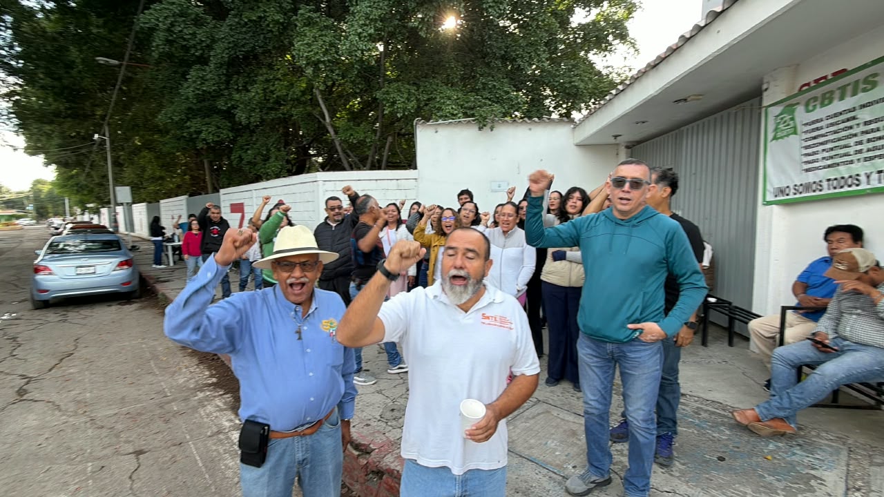 Docentes de DGETI y DGTA realizan paro por adeudos laborales