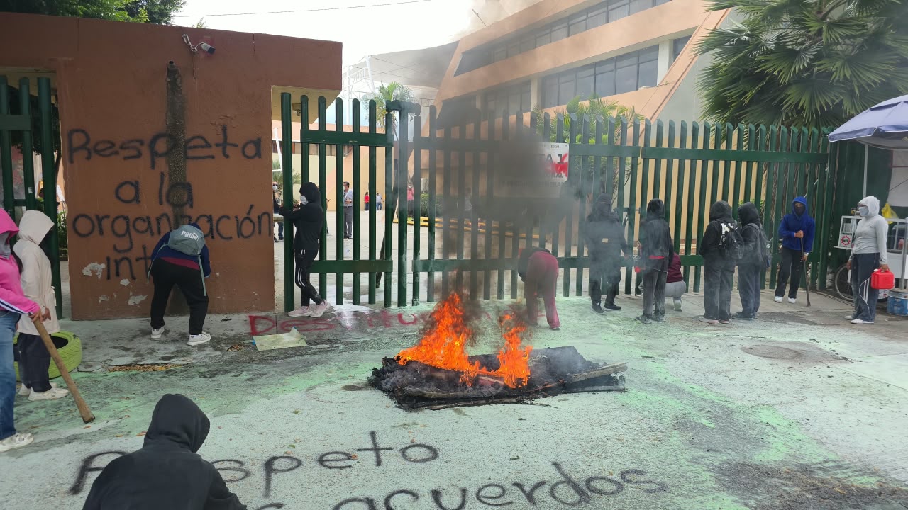 Normalistas de Amilcingo protestan en el IEBEM y queman colchones