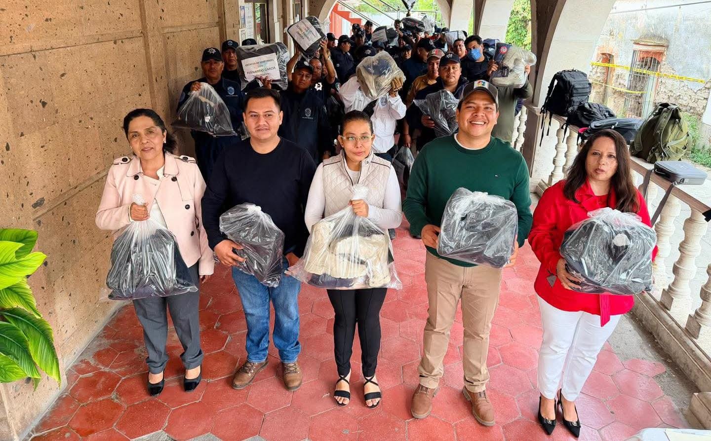 Entregan uniformes a cuerpos de seguridad y emergencia en Jantetelco
