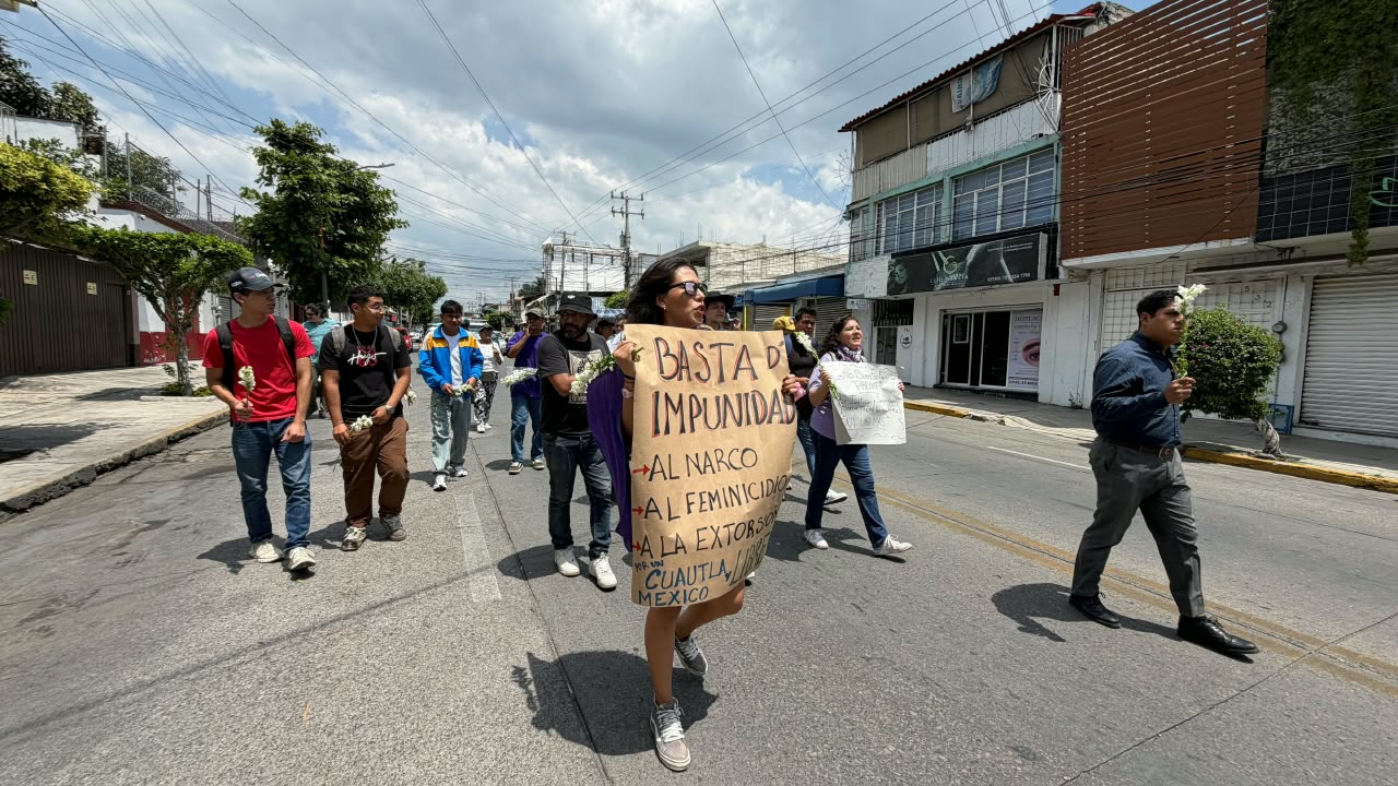 Marchan estudiantes en Cuautla para exigir justicia por Claudia