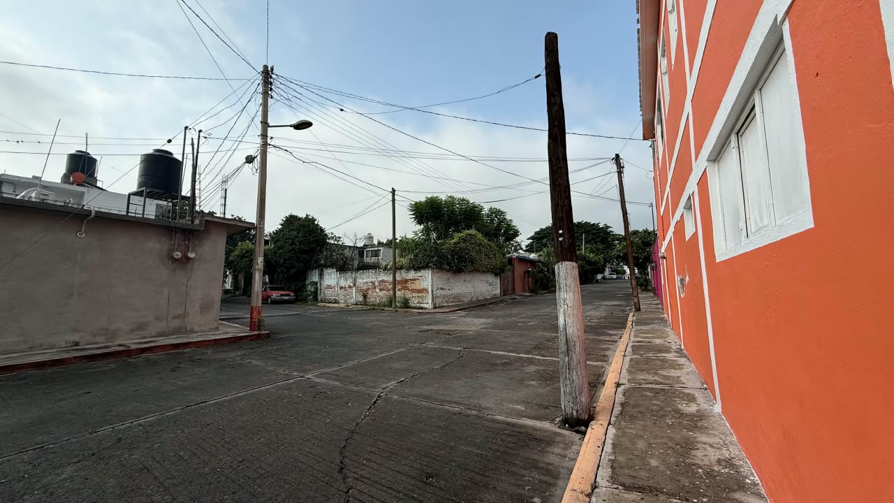 Vecinos de la colonia 5 de Febrero alertan por poste de CFE en riesgo de caer